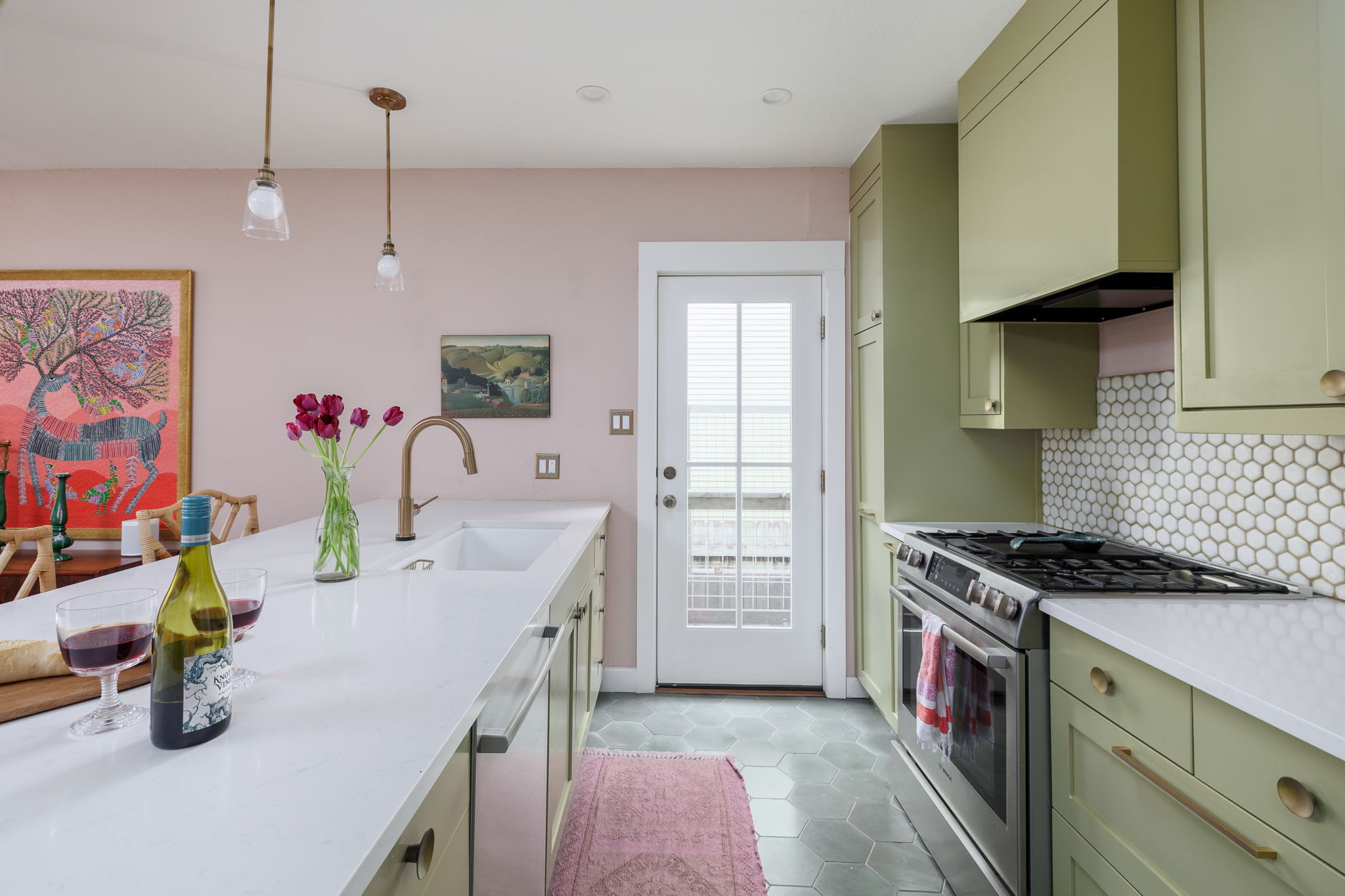 Chic, Modern Bungalow, Walk to 6th | Clarksville