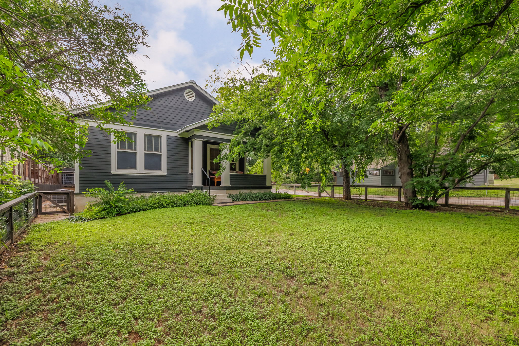 Chic, Modern Bungalow, Walk to 6th | Clarksville