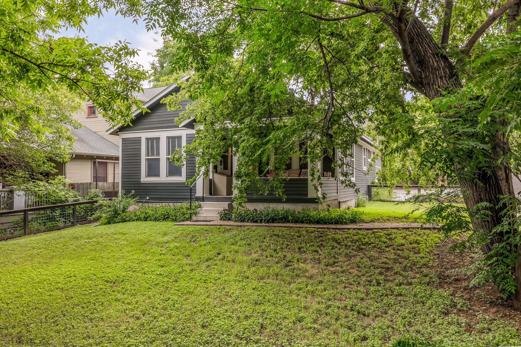 Chic, Modern Bungalow, Walk to 6th | Clarksville