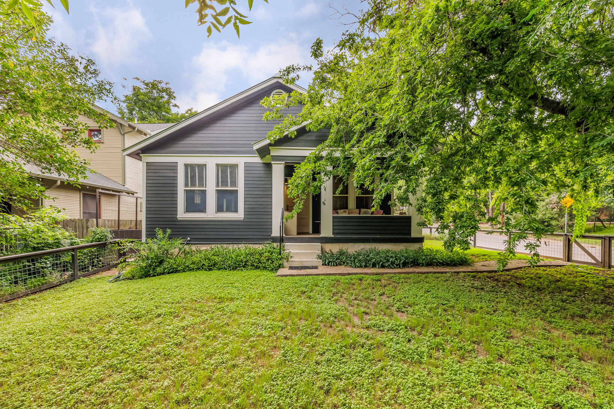 Chic, Modern Bungalow, Walk to 6th | Clarksville