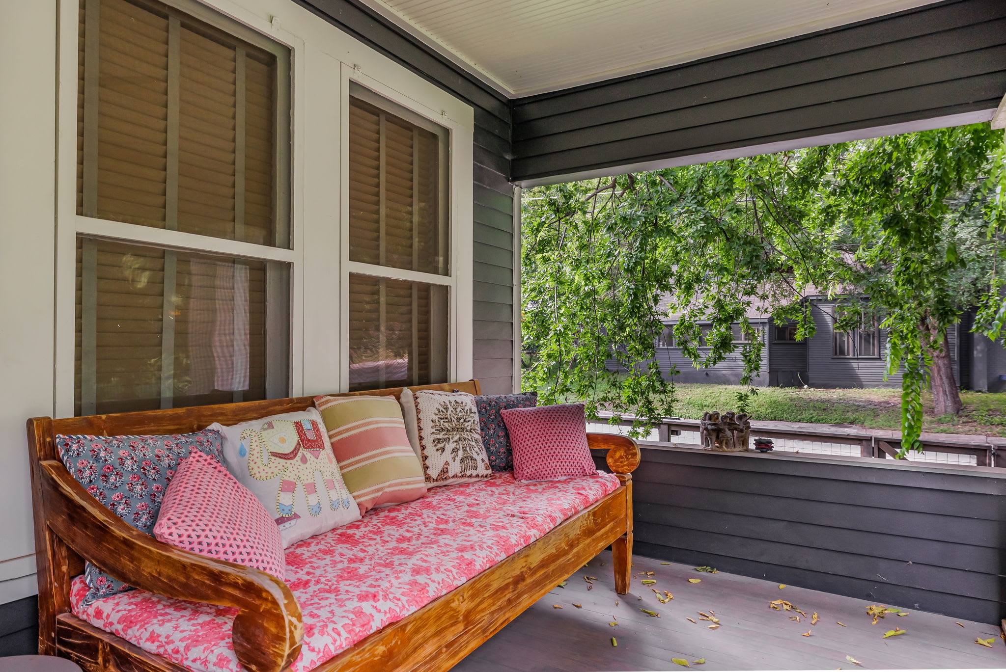 Chic, Modern Bungalow, Walk to 6th | Clarksville