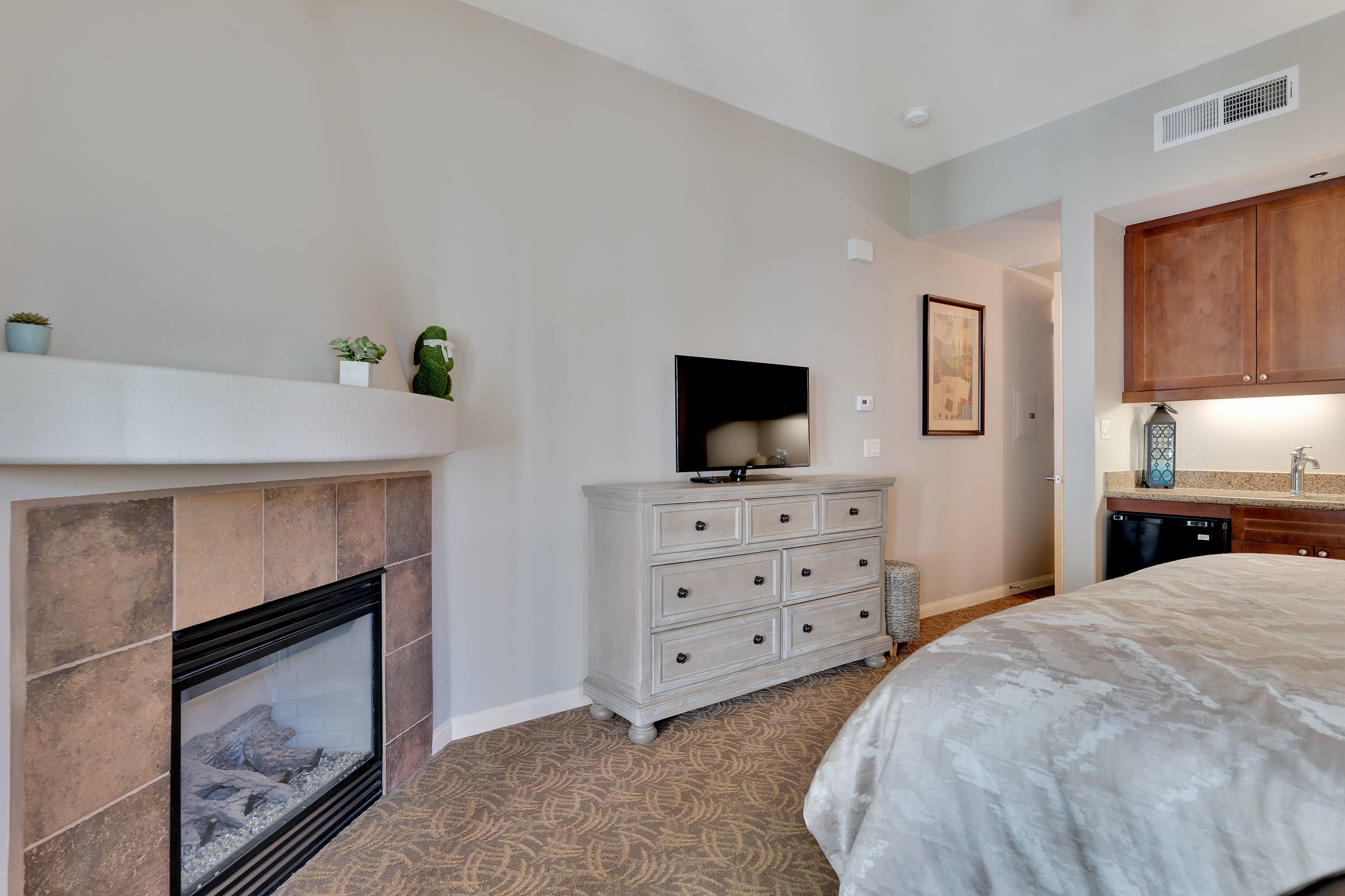 Stunning Ground Floor Studio #B, Steps to Pool! - Photo 2