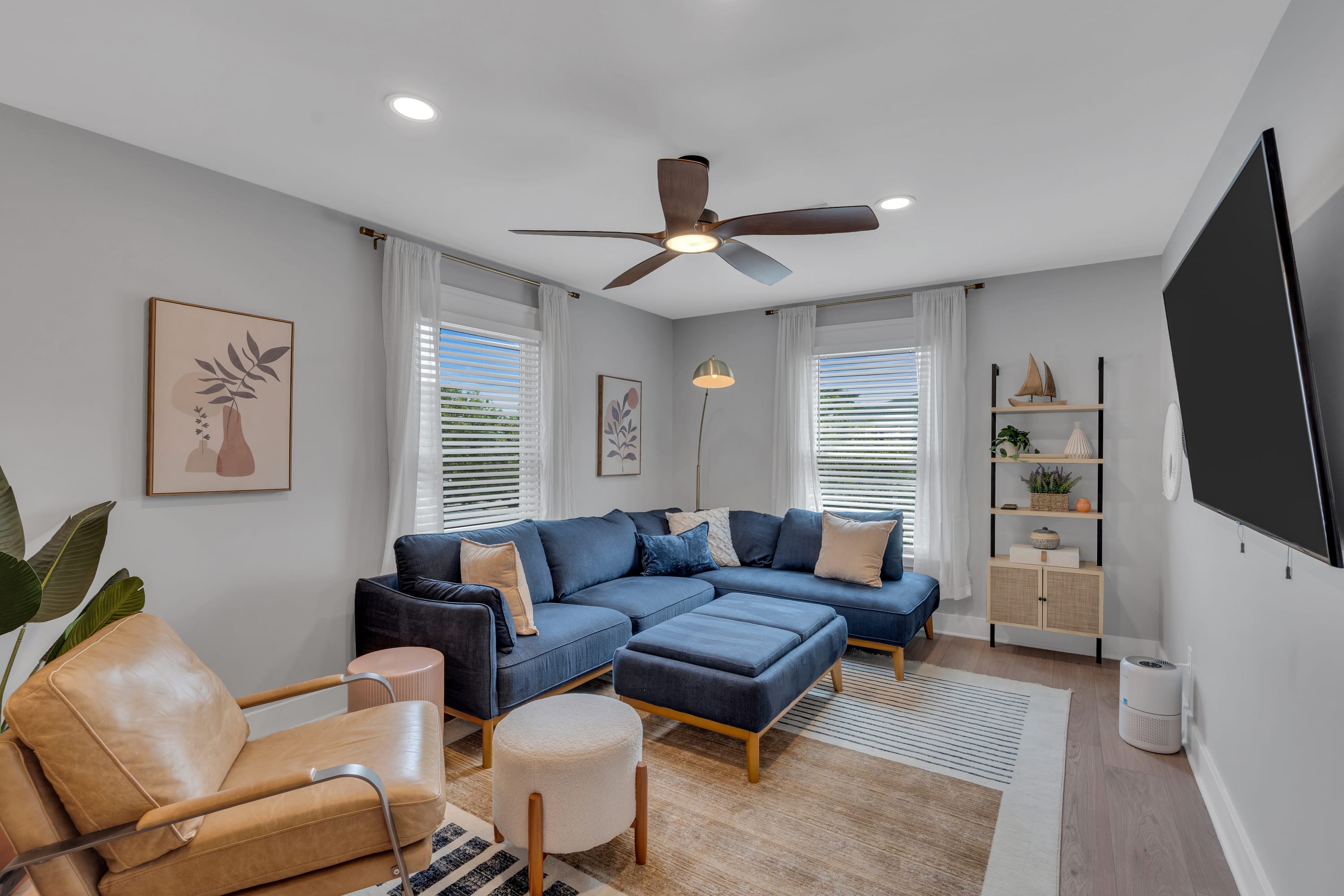 3 BR Apt, 2 Blks to Bch, Parking and Beach Passes!