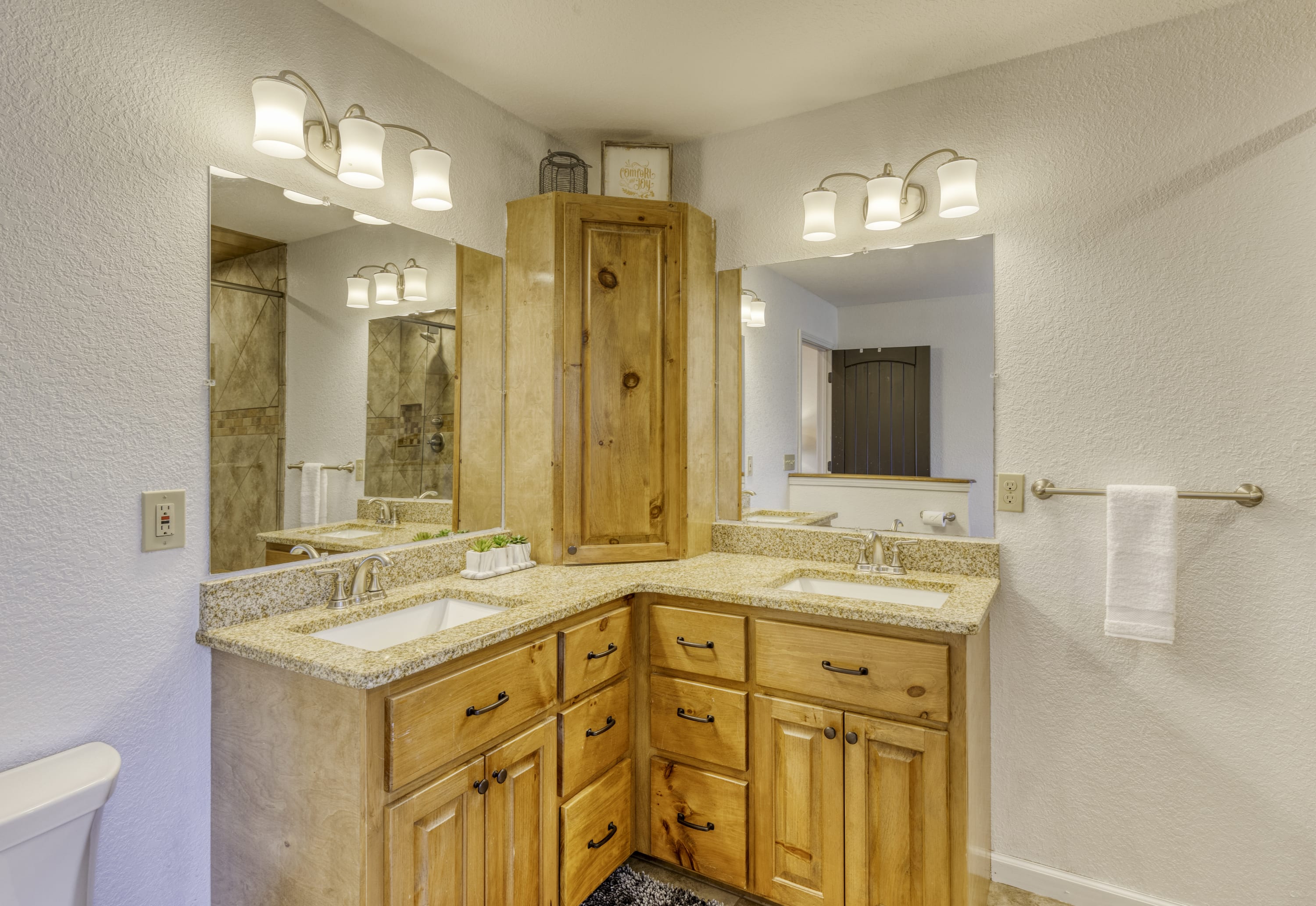 Double vanity in the ensuite Master Bathroom