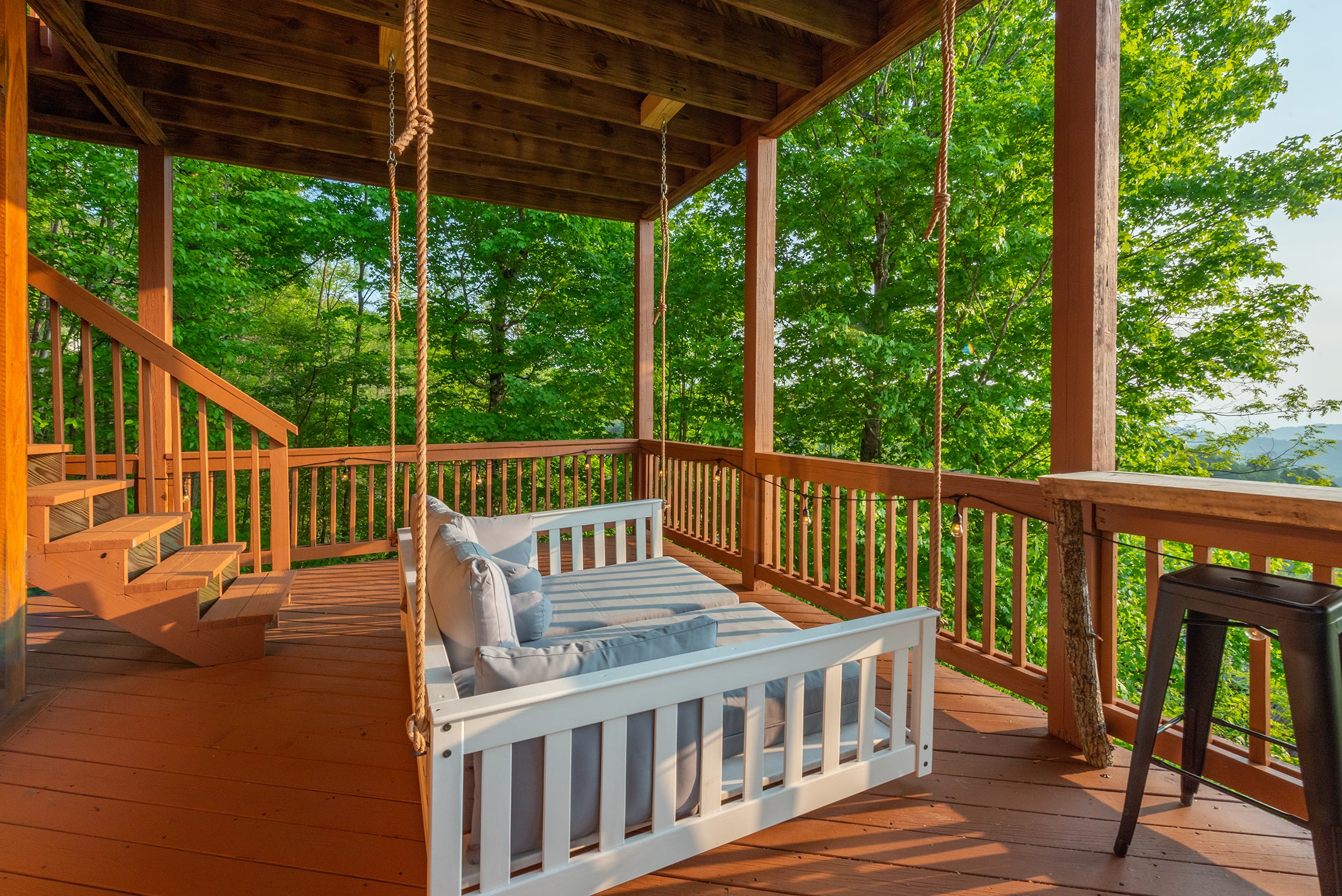 Cabin 2 - Lower deck swinging day bed!