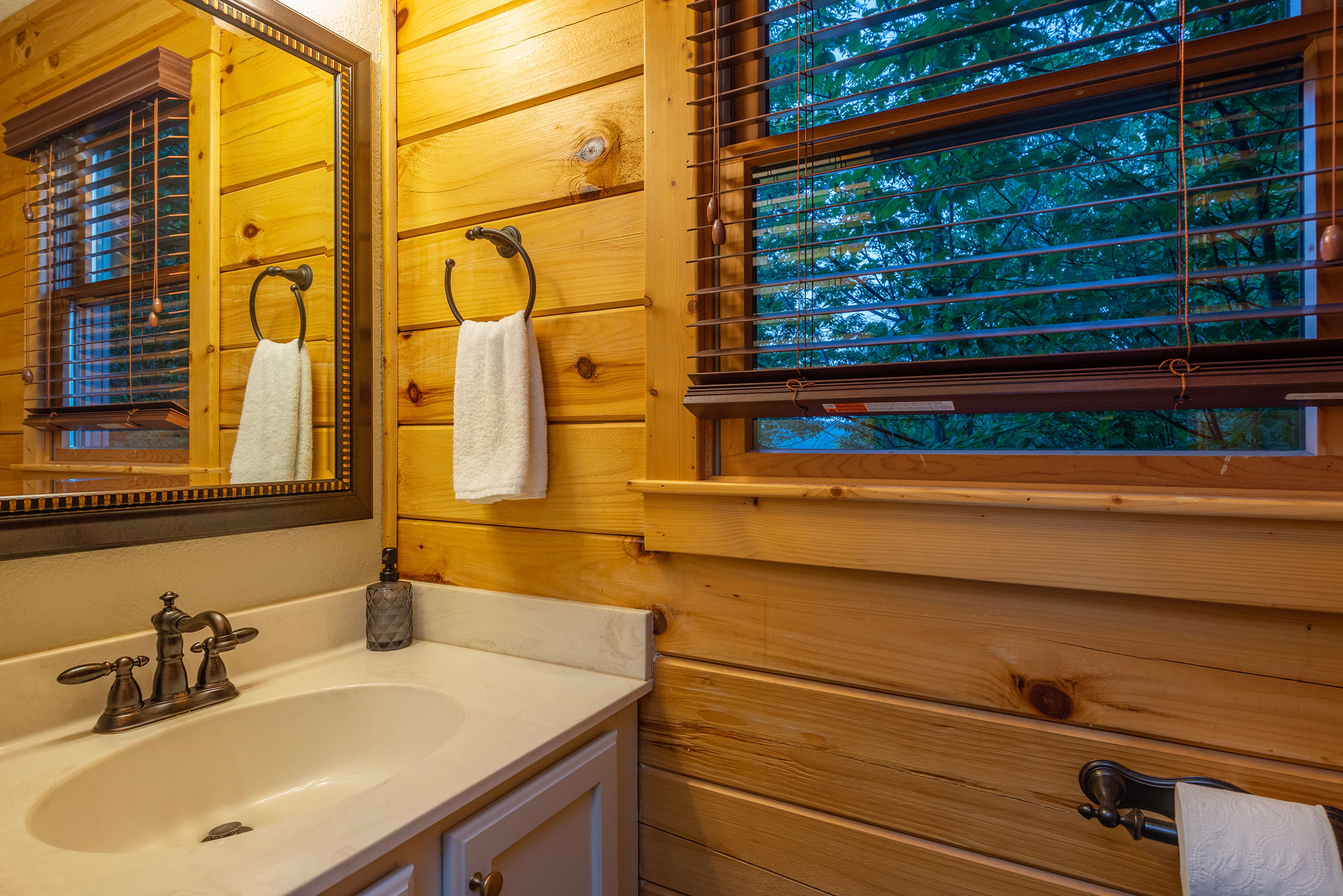 Cabin 2- entryway 1/2 bath