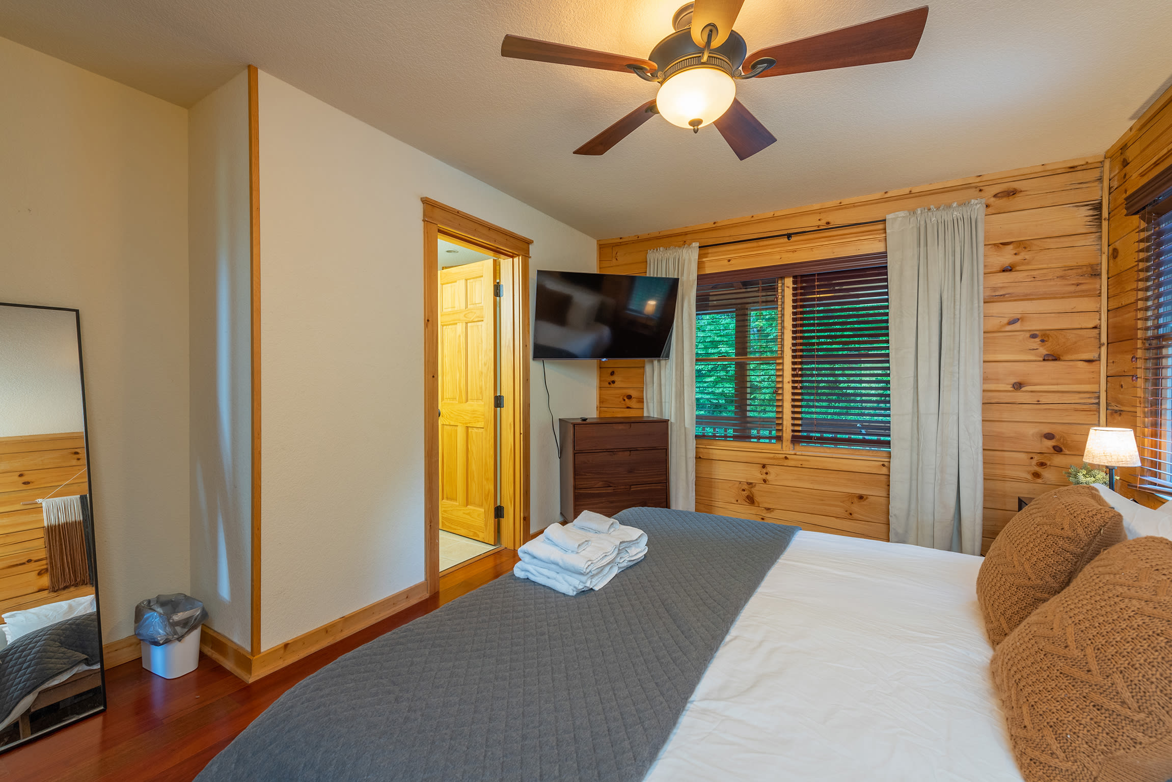 Cabin 2- Primary bathroom with king bed and private bathroom on main level