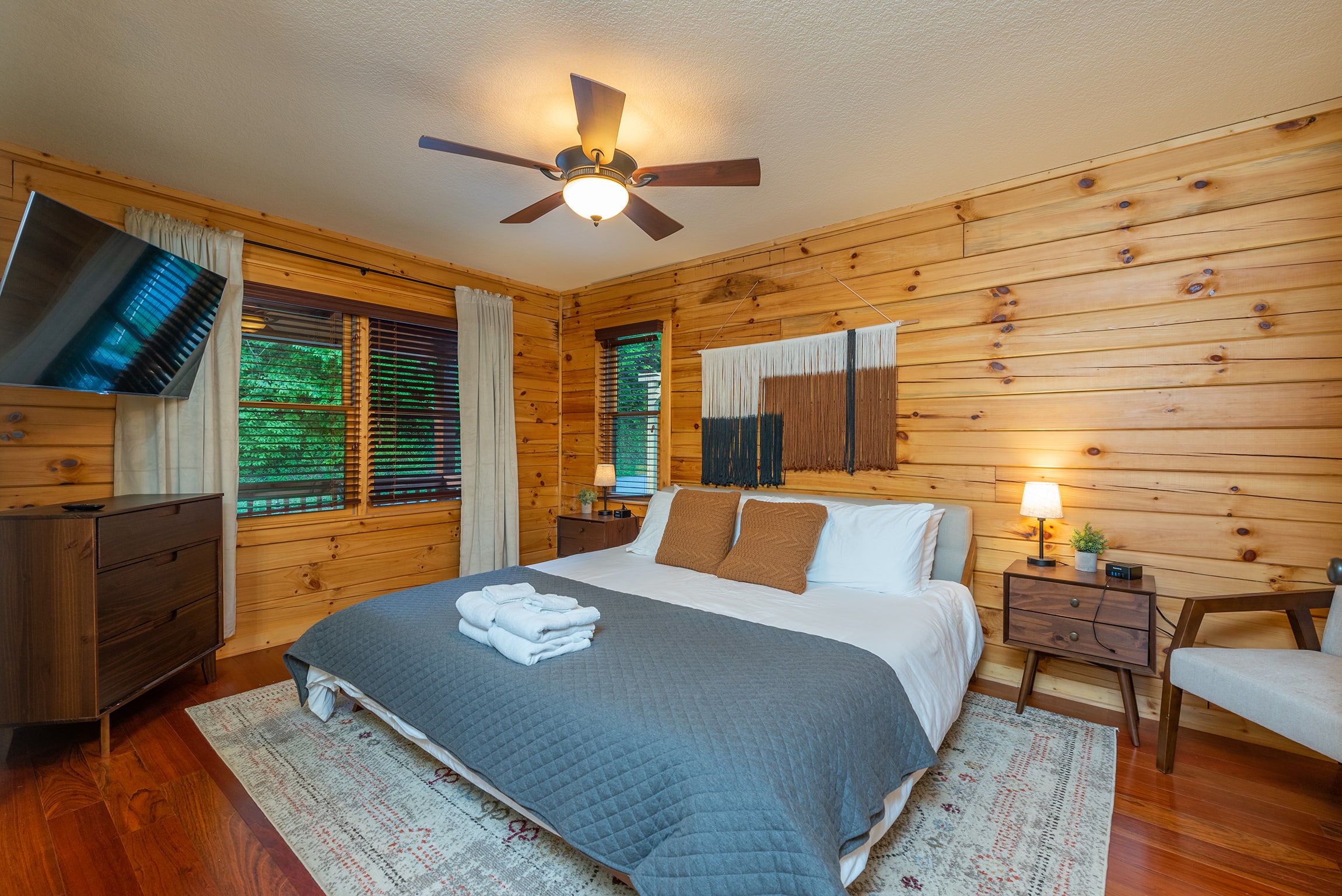 Cabin 2- Primary bathroom with king bed and private bathroom on main level