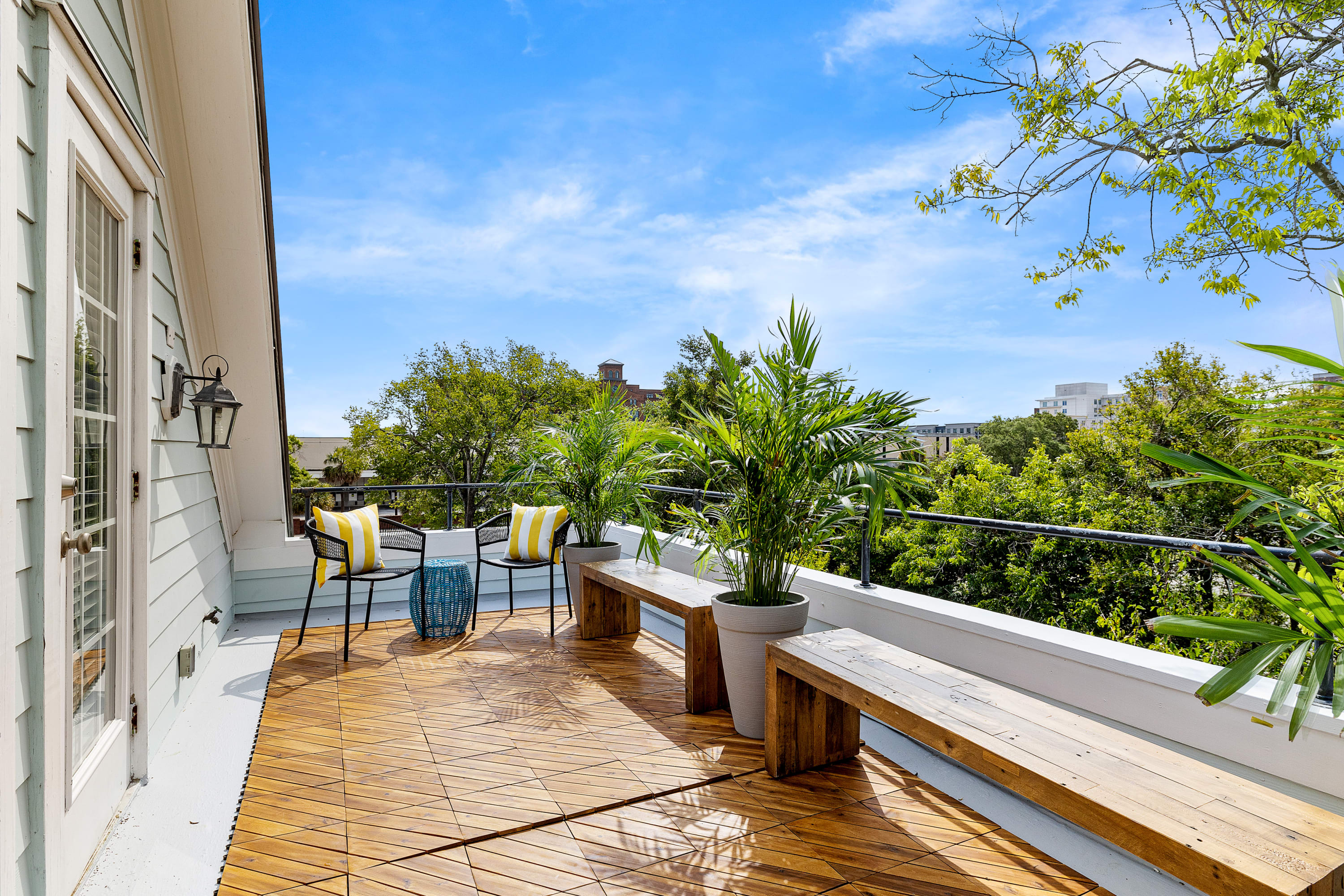Downtown Charleston rooftop porch! Enjoy views of the city with your group!
