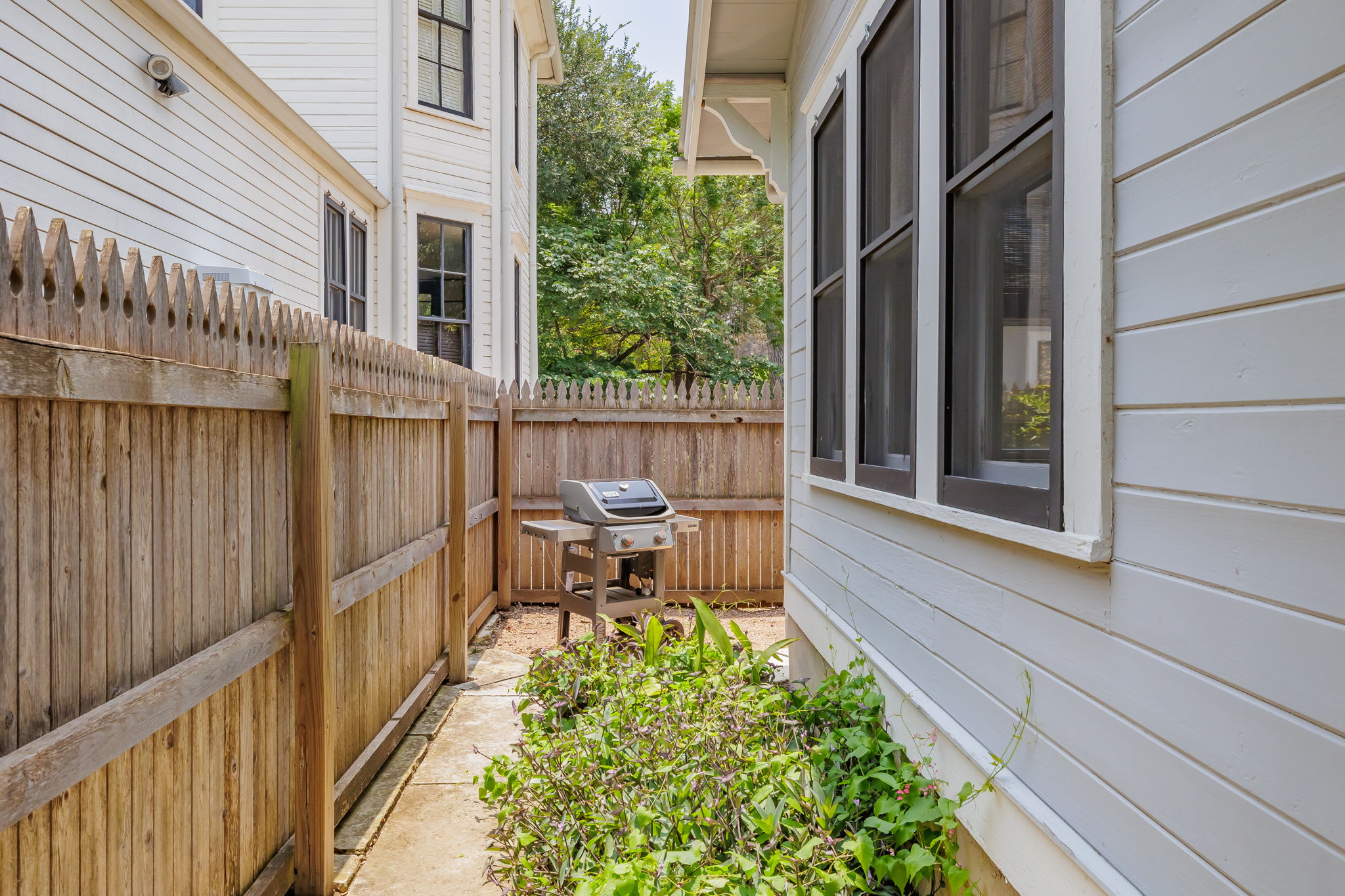 Charming Bungalow, Walk to Food | East Austin