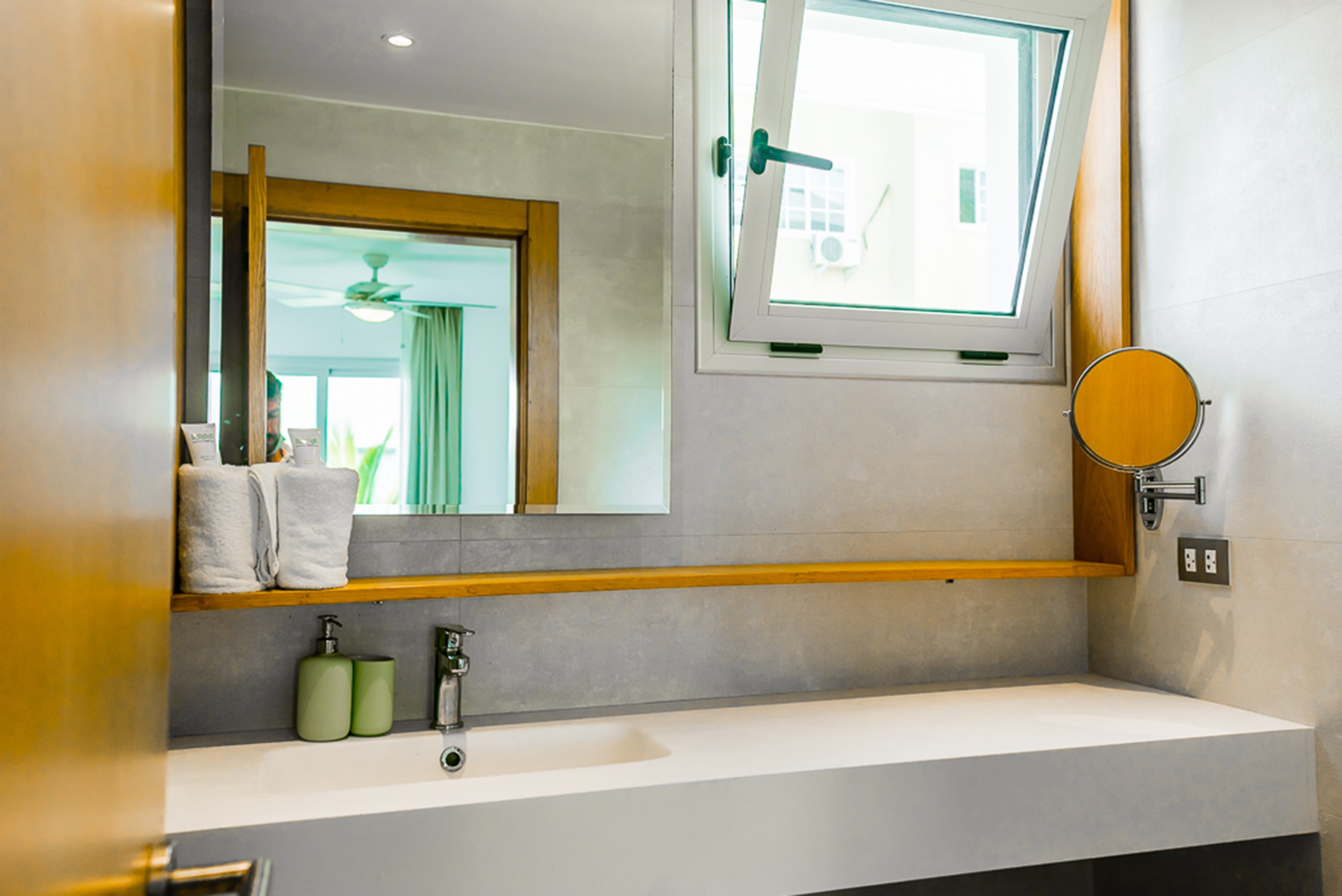 Affordable luxury condo steps away from the Beach - Foto 23