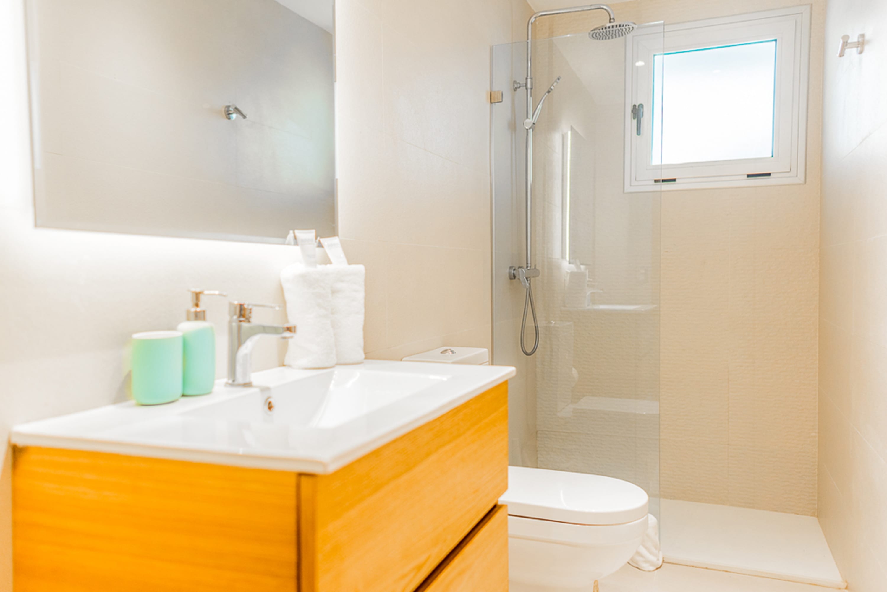 Affordable luxury condo steps away from the Beach - Foto 28