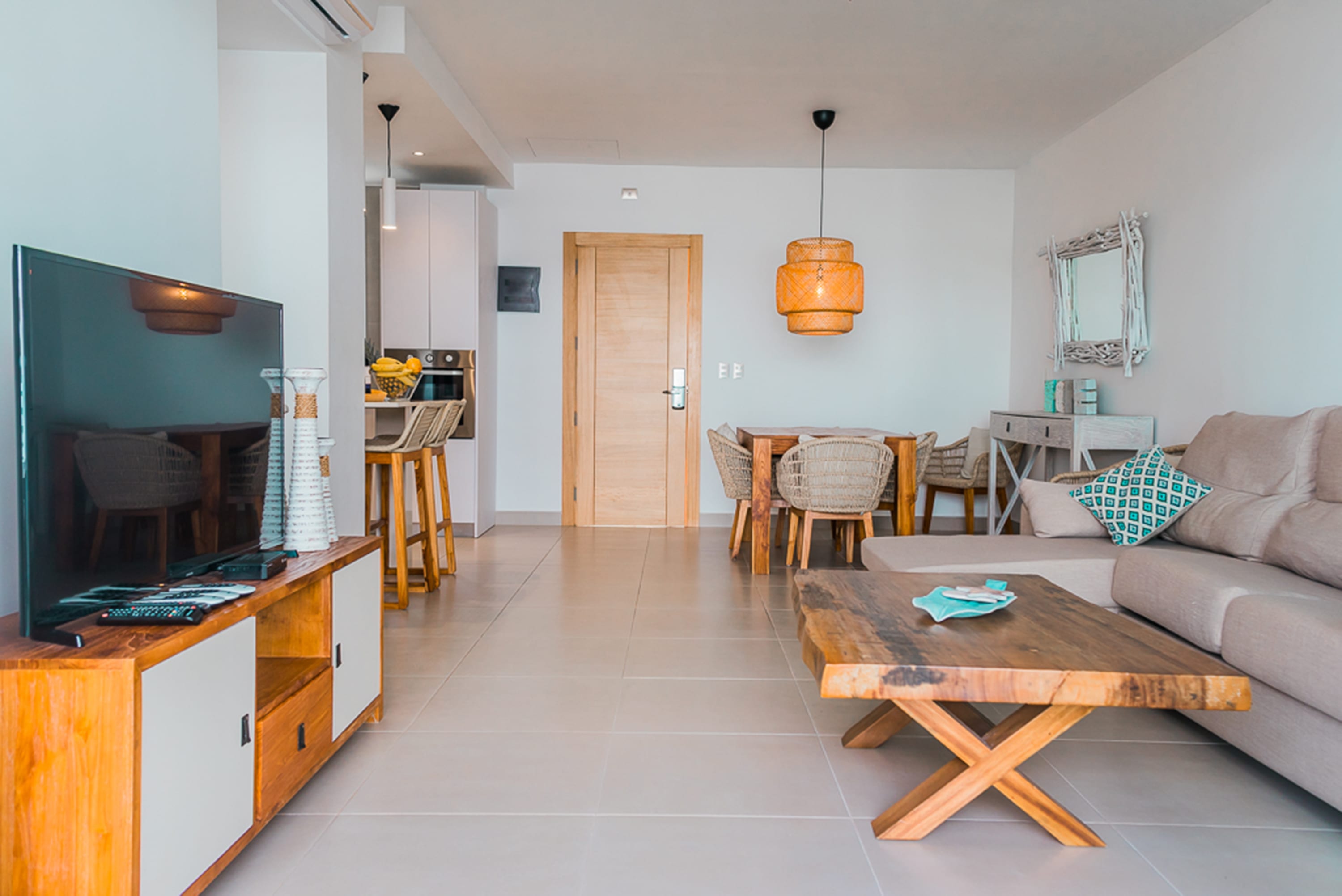 Affordable luxury condo steps away from the Beach - Foto 12
