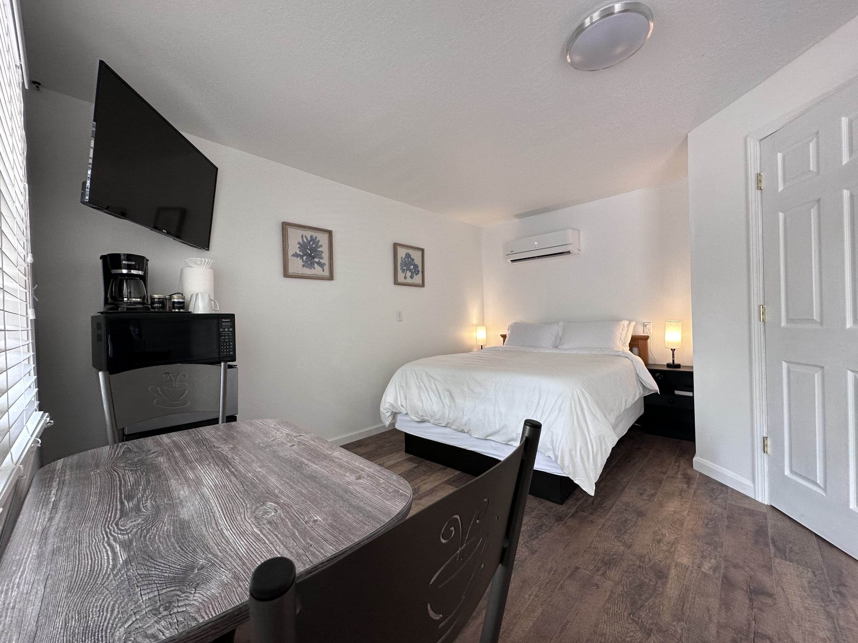 Room 10 at Inland Lake Motel, Indian River, MI — Indian River, MI — vacation rental