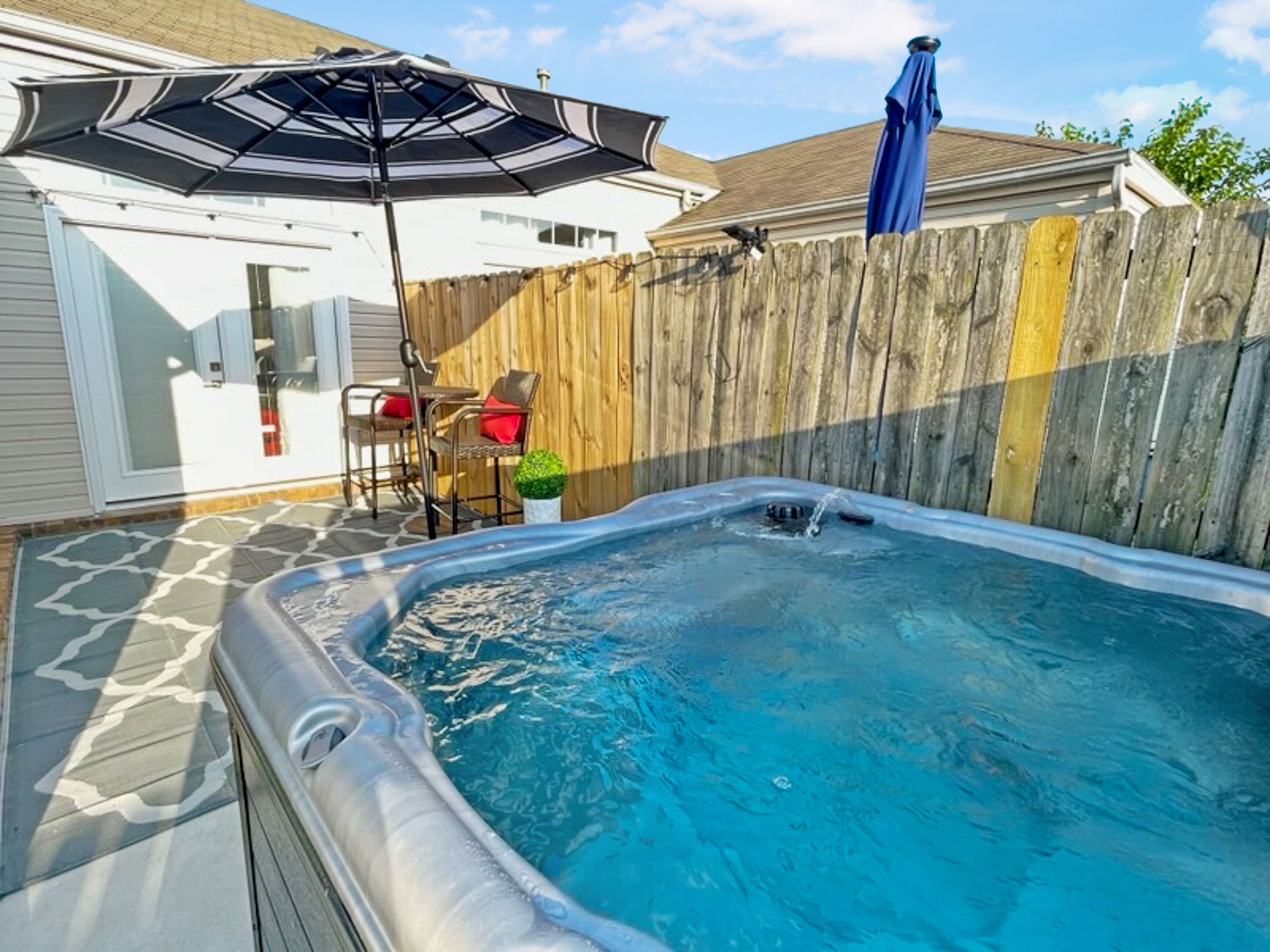 Spacious Outdoor Oasis With Hot Tub And Two Kitchens - Inviting Retreat - Springdale, AR