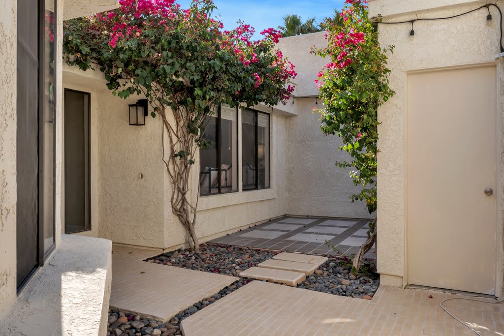 Beautiful Villa Walking Distance to LQ Resort - Photo 2