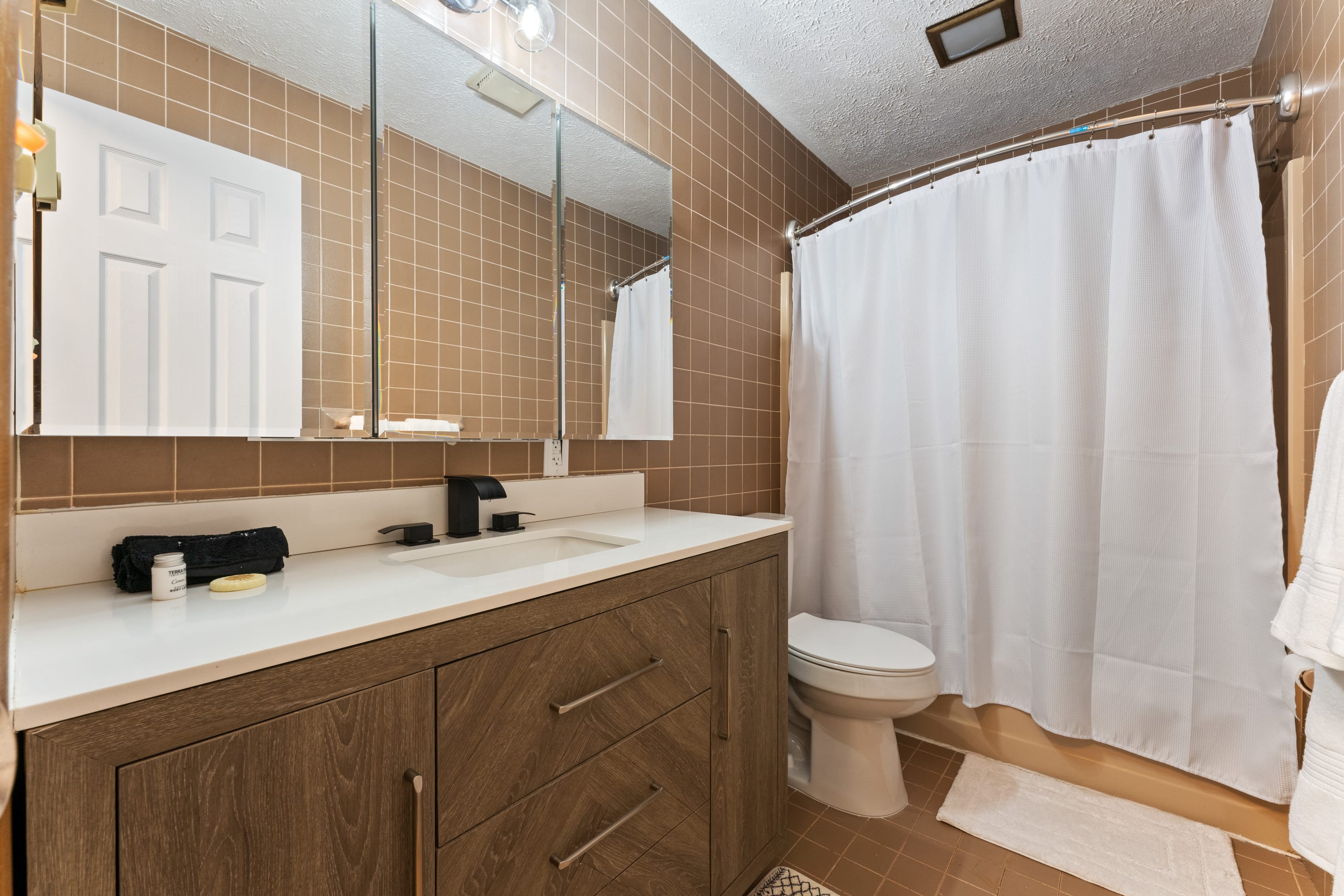 Upstairs Full Bathroom