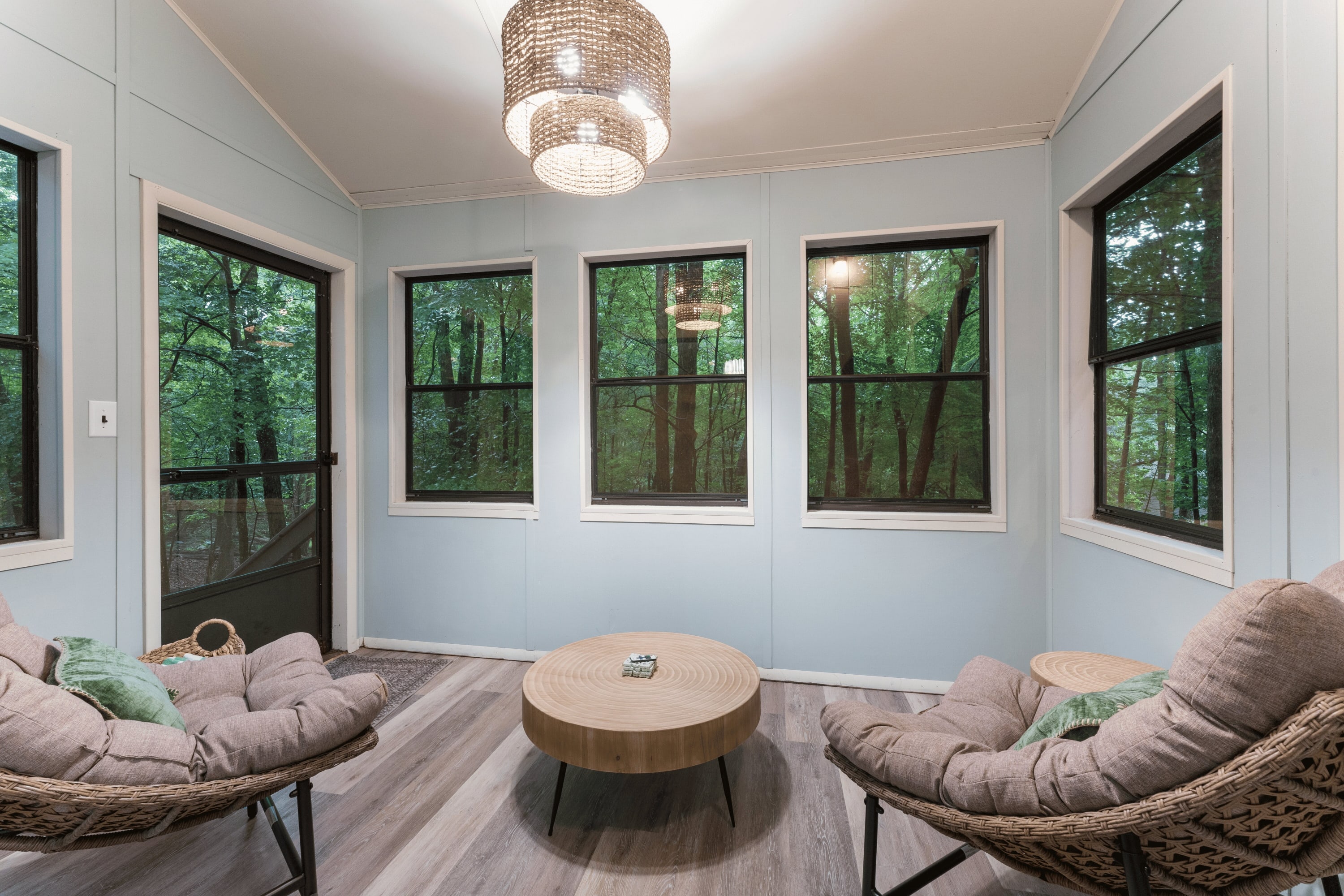 Cozy sunroom off of the dining/kitchen