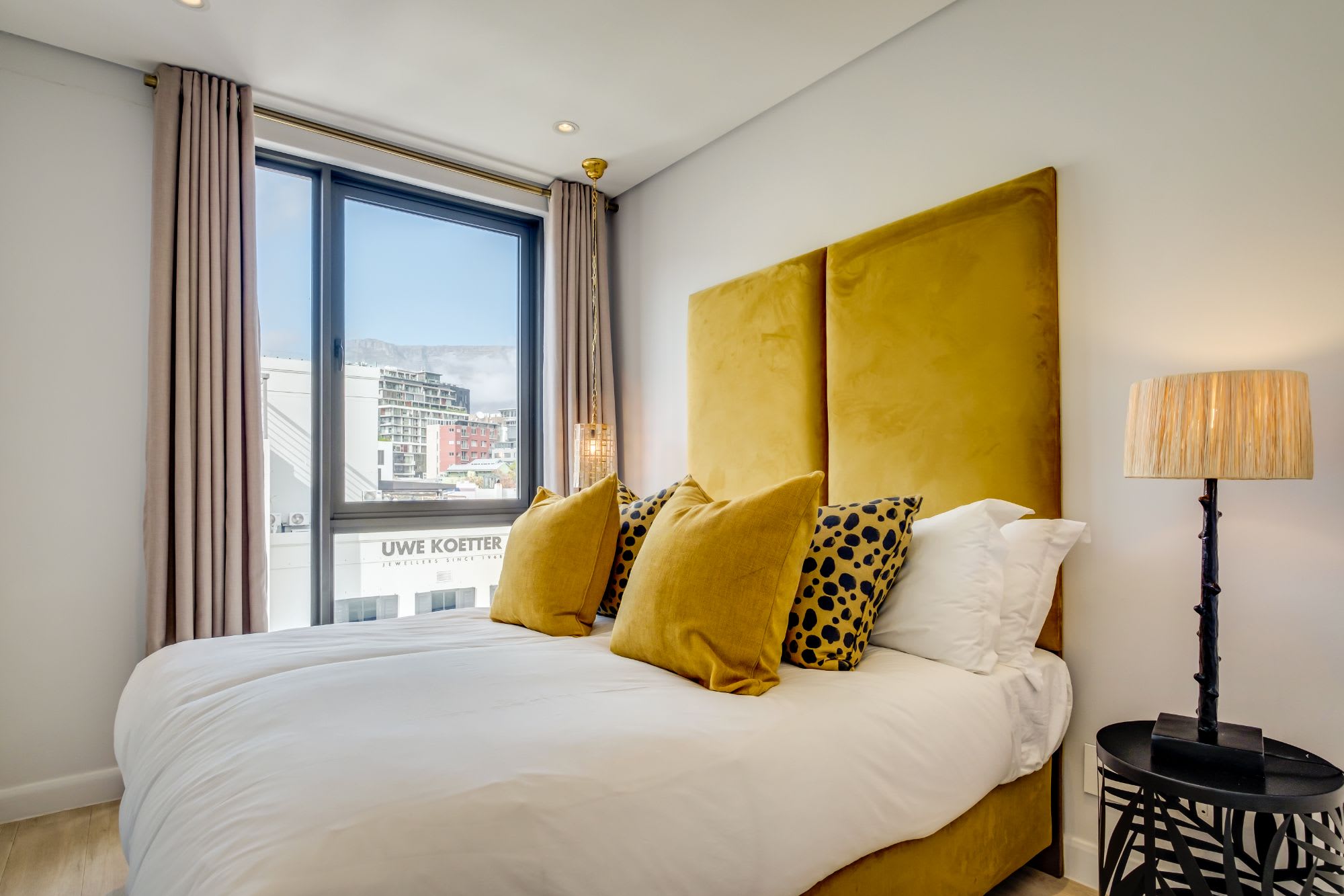 Beautiful Apartment with Mountain Views 404 on N 6