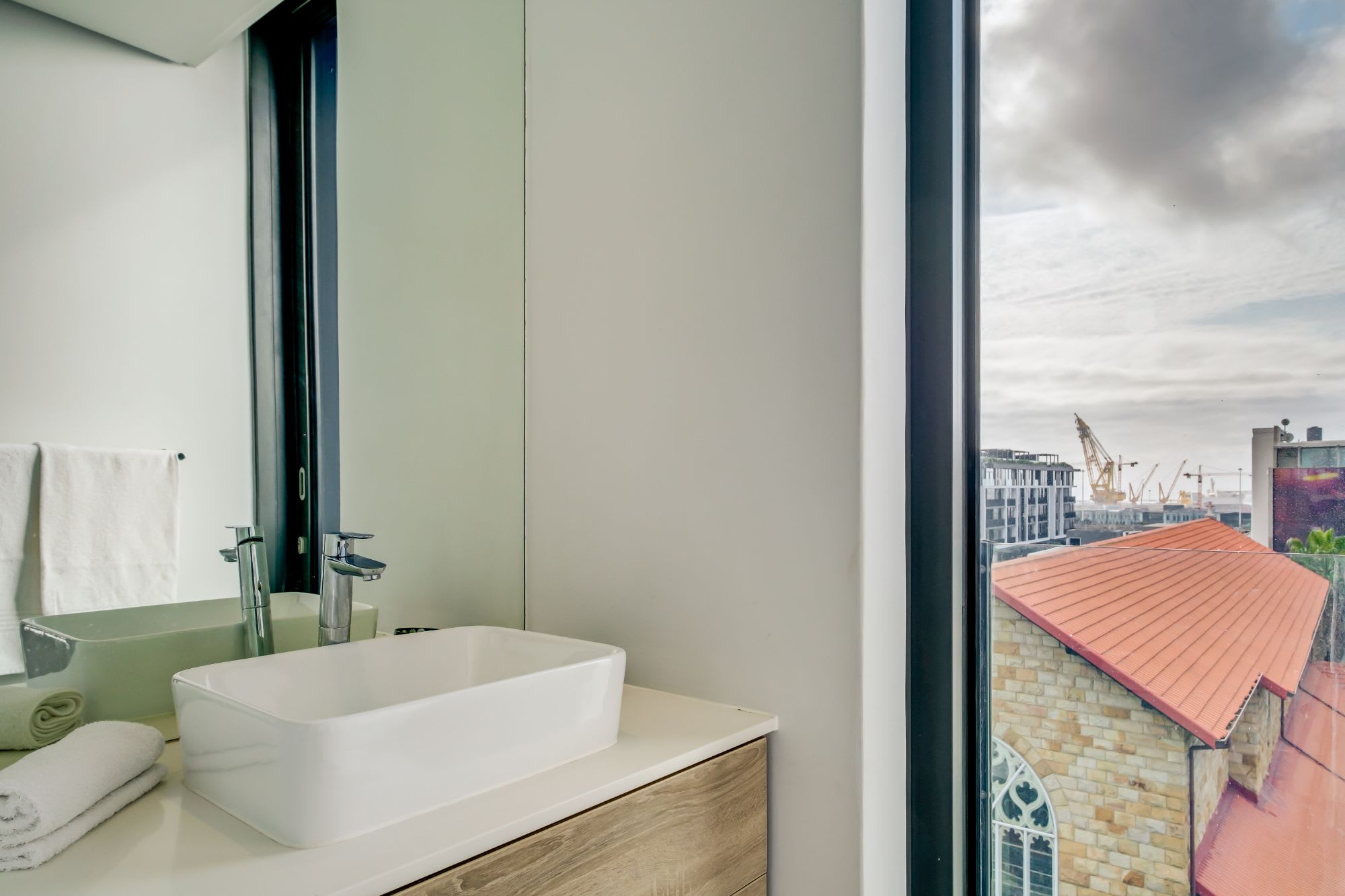 Beautiful Apartment with Mountain Views 404 on N 10