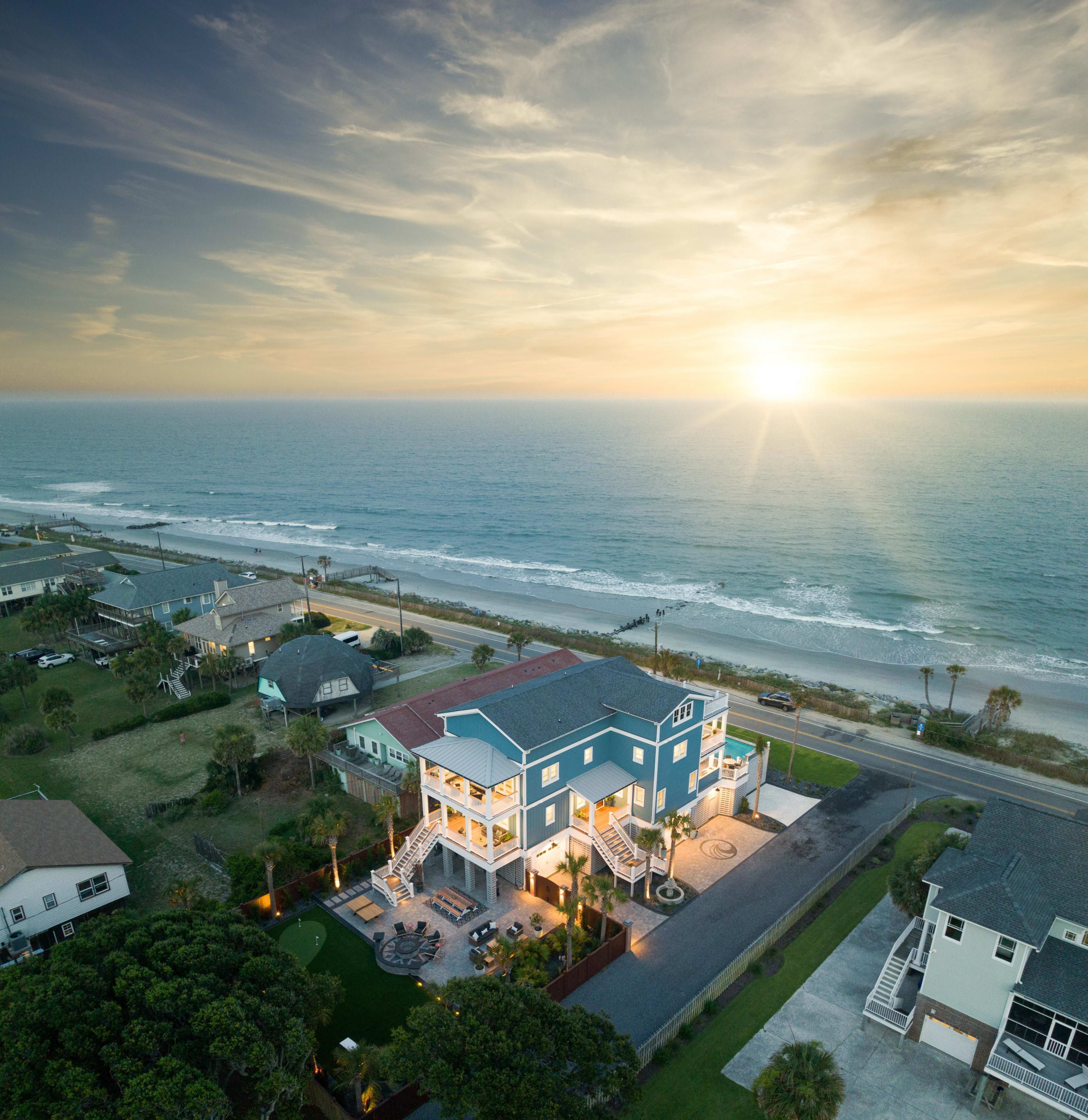 Oceanfront Pool ⢠Outdoor Kitchen ⢠Putting Green! ā Folly Beach, SC ā vacation rental