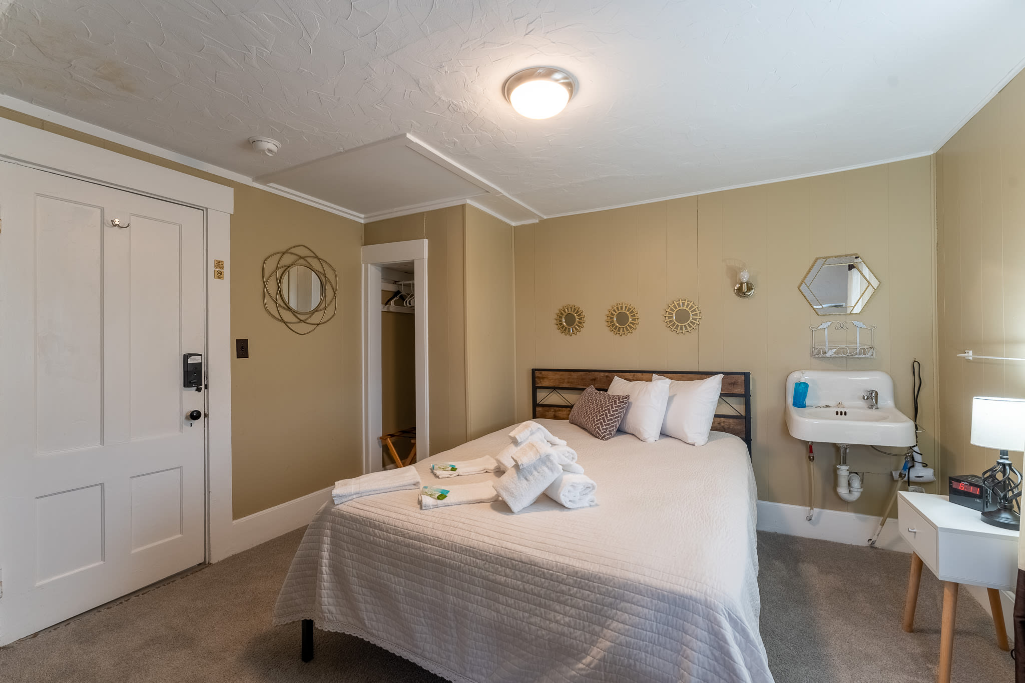 Room 11 (3rd Floor Shared Bathroom) — Laconia, NH — vacation rental