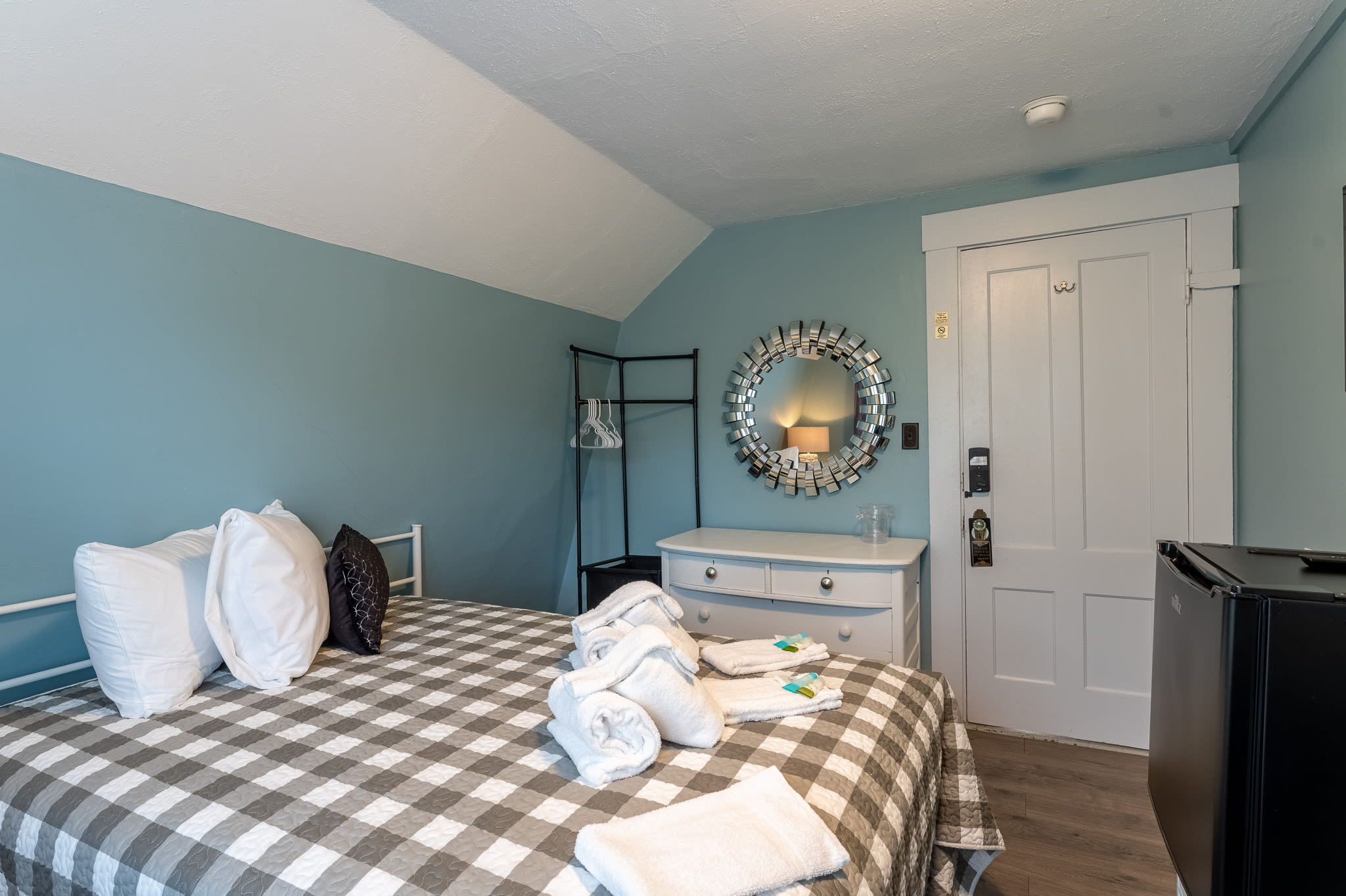 Room 8 (3rd Floor and Shared Bathroom) — Laconia, NH — vacation rental