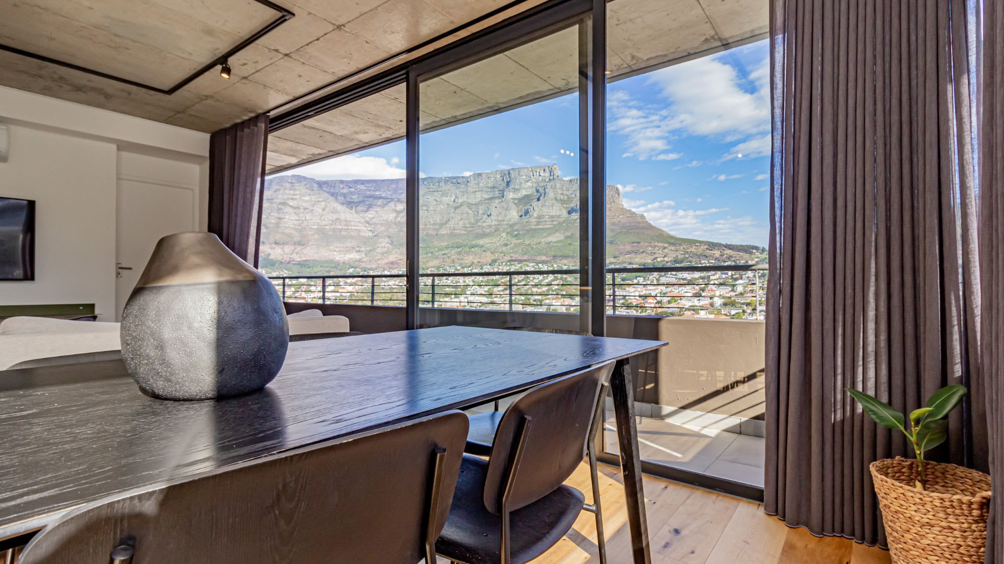 Beautiful Penthouse with Table Mountain Views Pool 40 on L | Photo 3