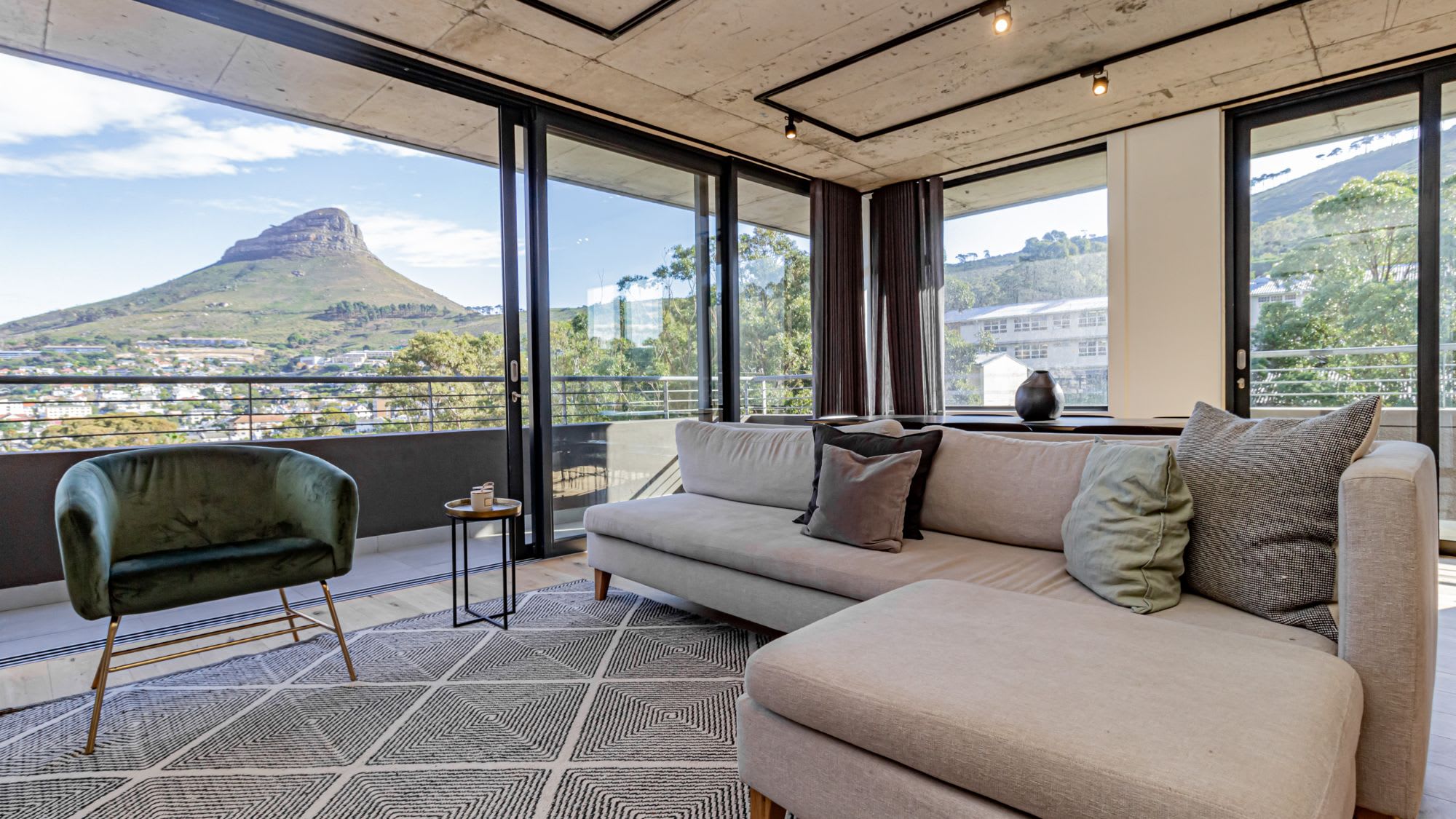 Beautiful Penthouse with Table Mountain Views Pool 40 on L | Photo 2