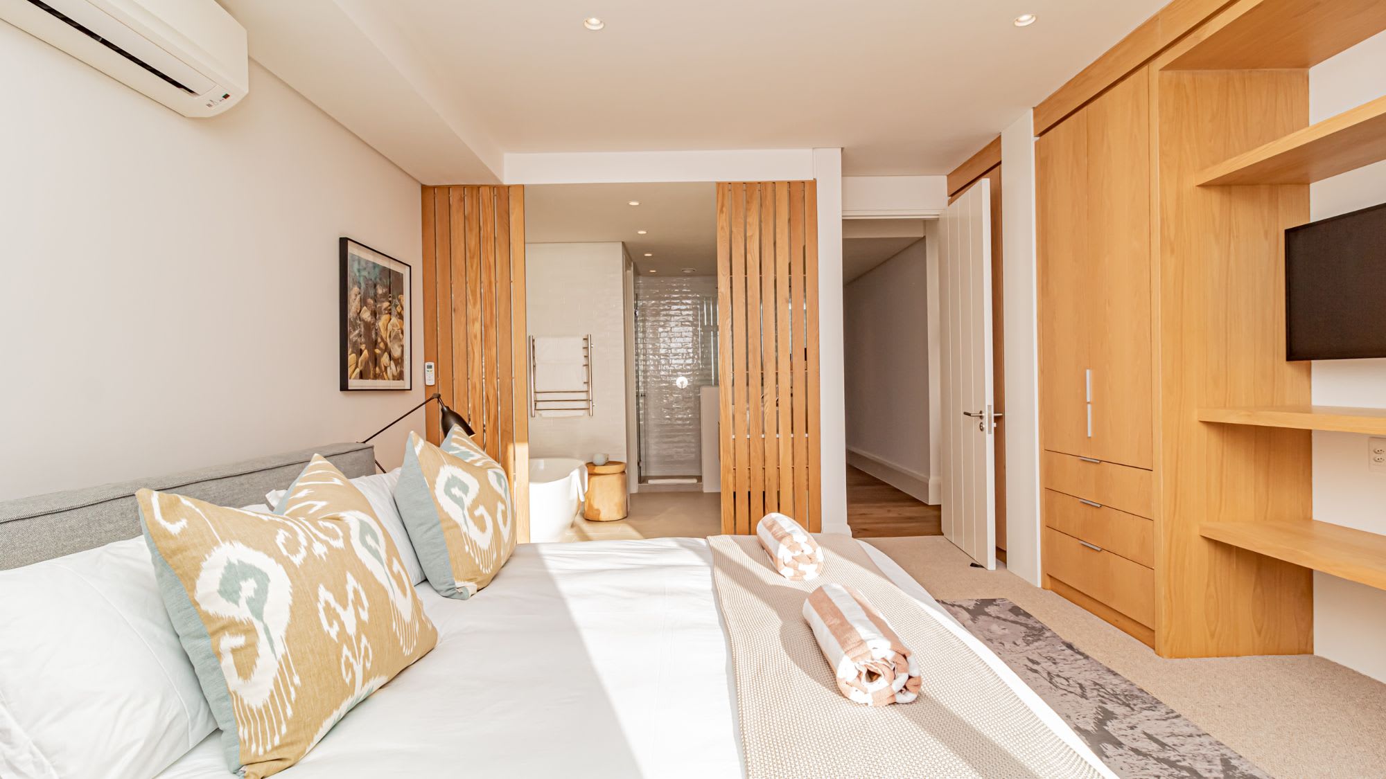 Modern Sea Point Apartment w Sea Views Alpha Sunsets 8