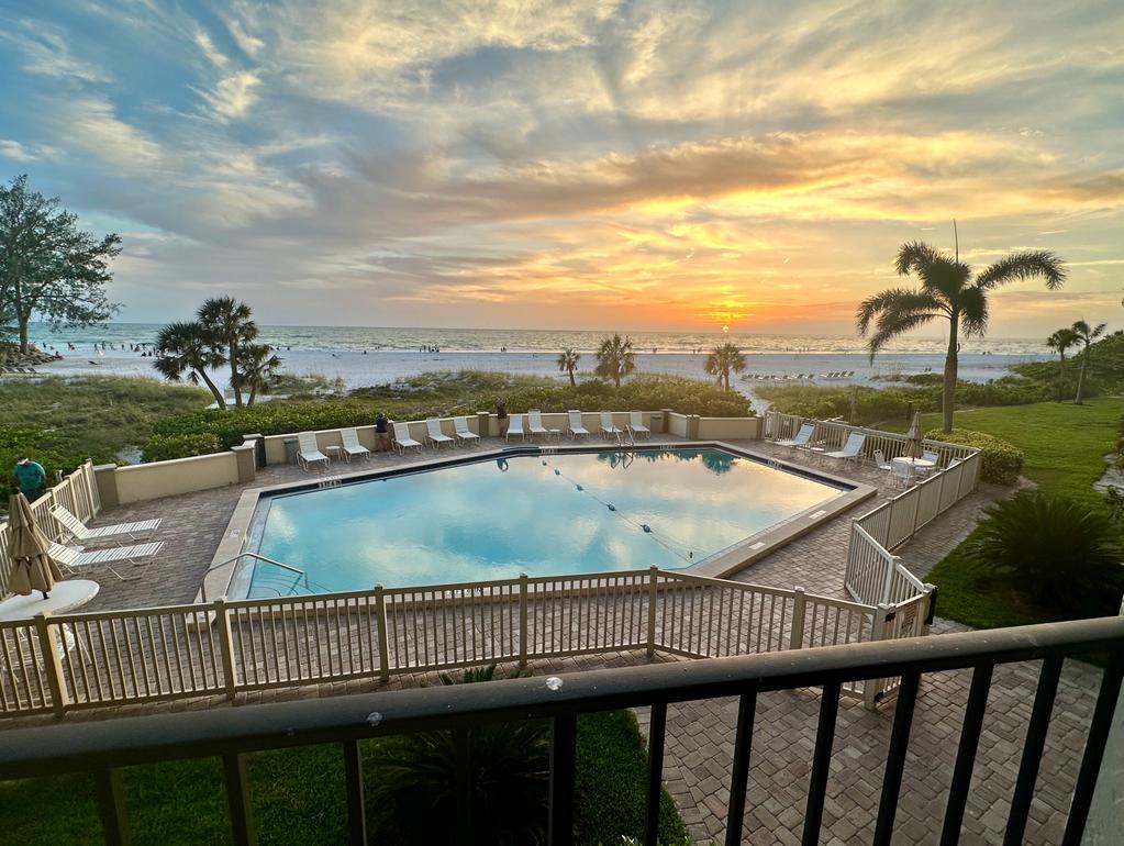 Siesta Beach Retreat  Poolside Paradise 2BR Condo - Foto 1