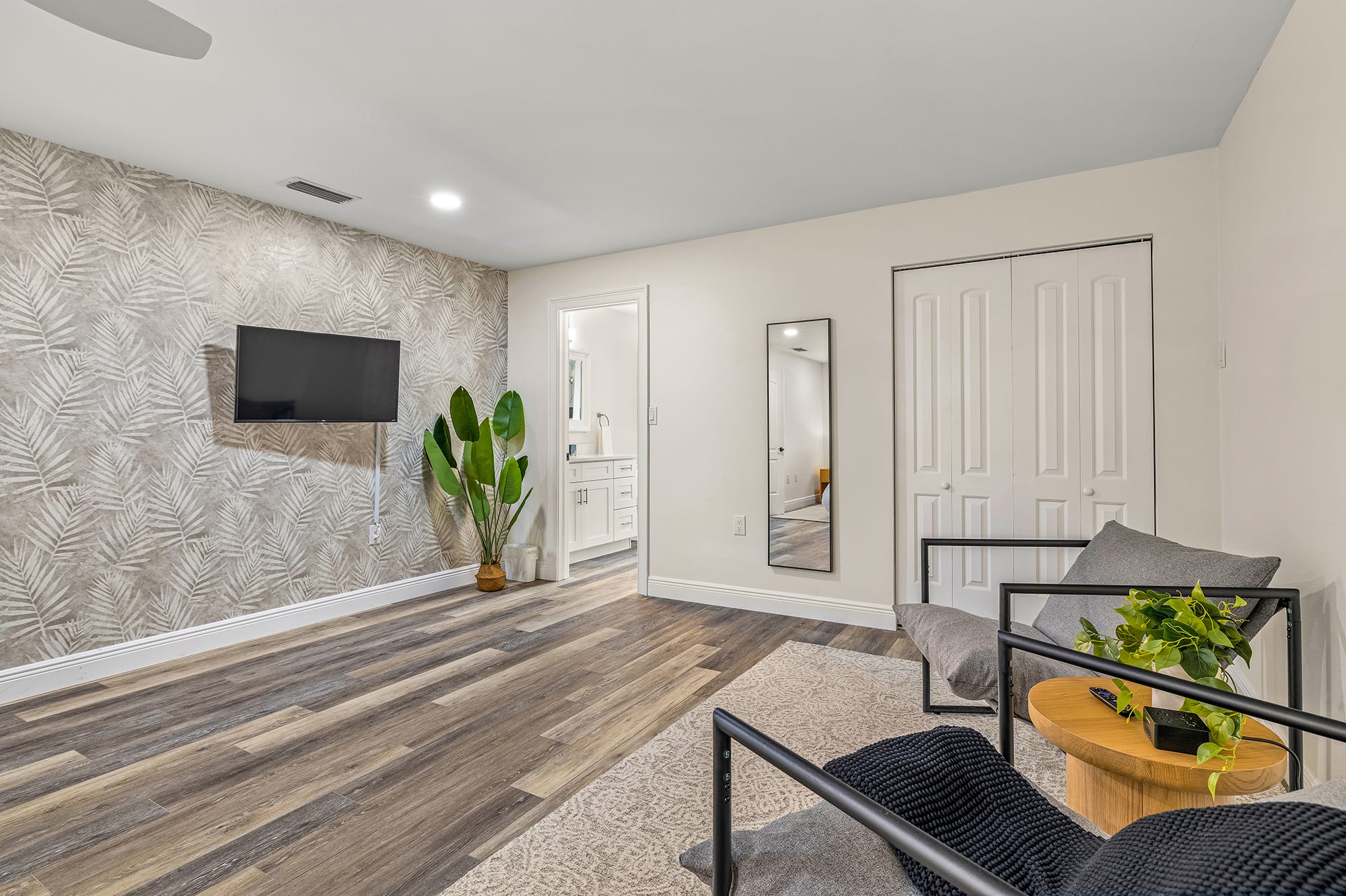 Huge Master King Bedroom with ensuite bathroom