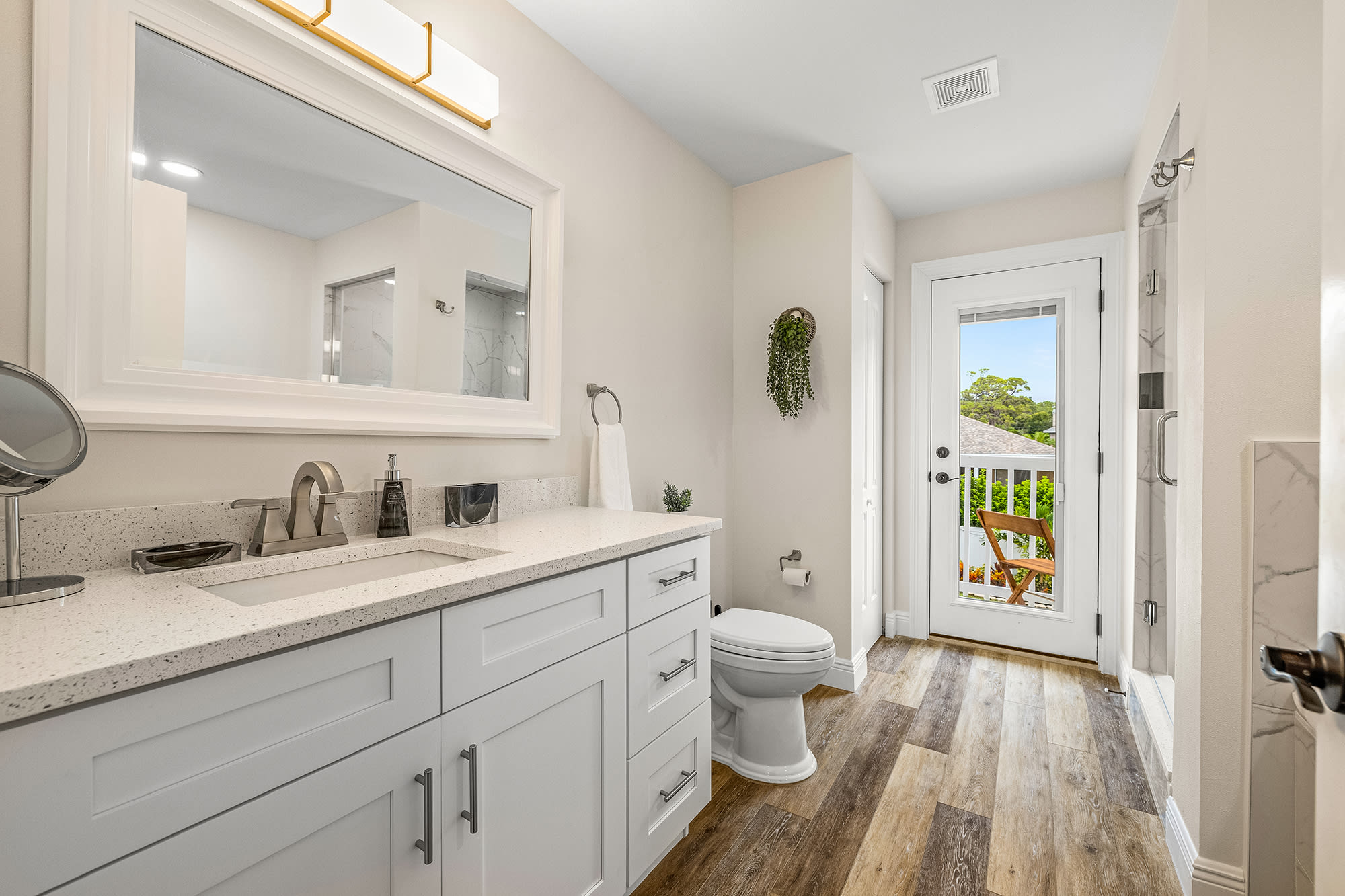 Ensuite bathroom with walk in shower and jetted tub