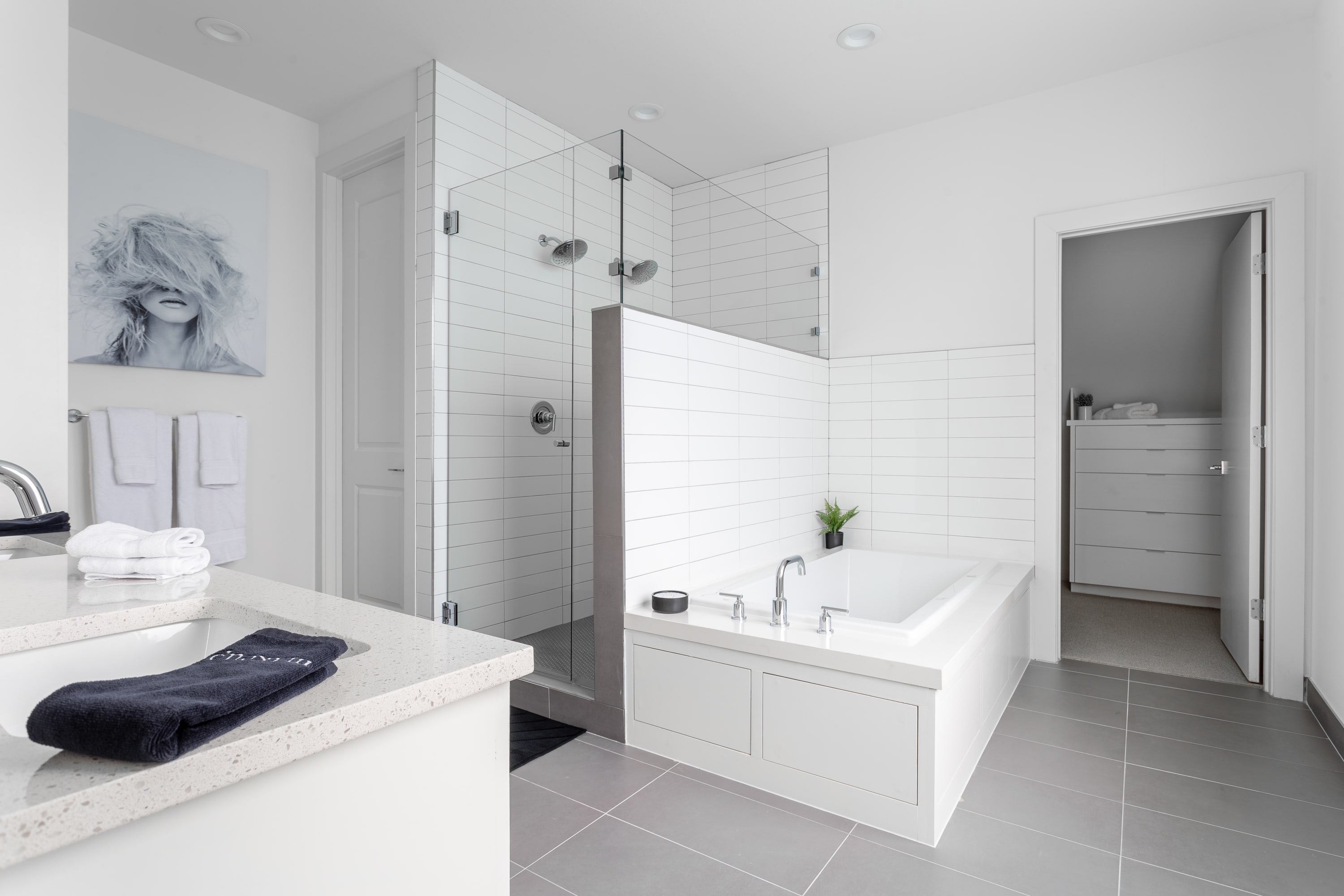 Spacious En-Suit Bathroom with Bathtub