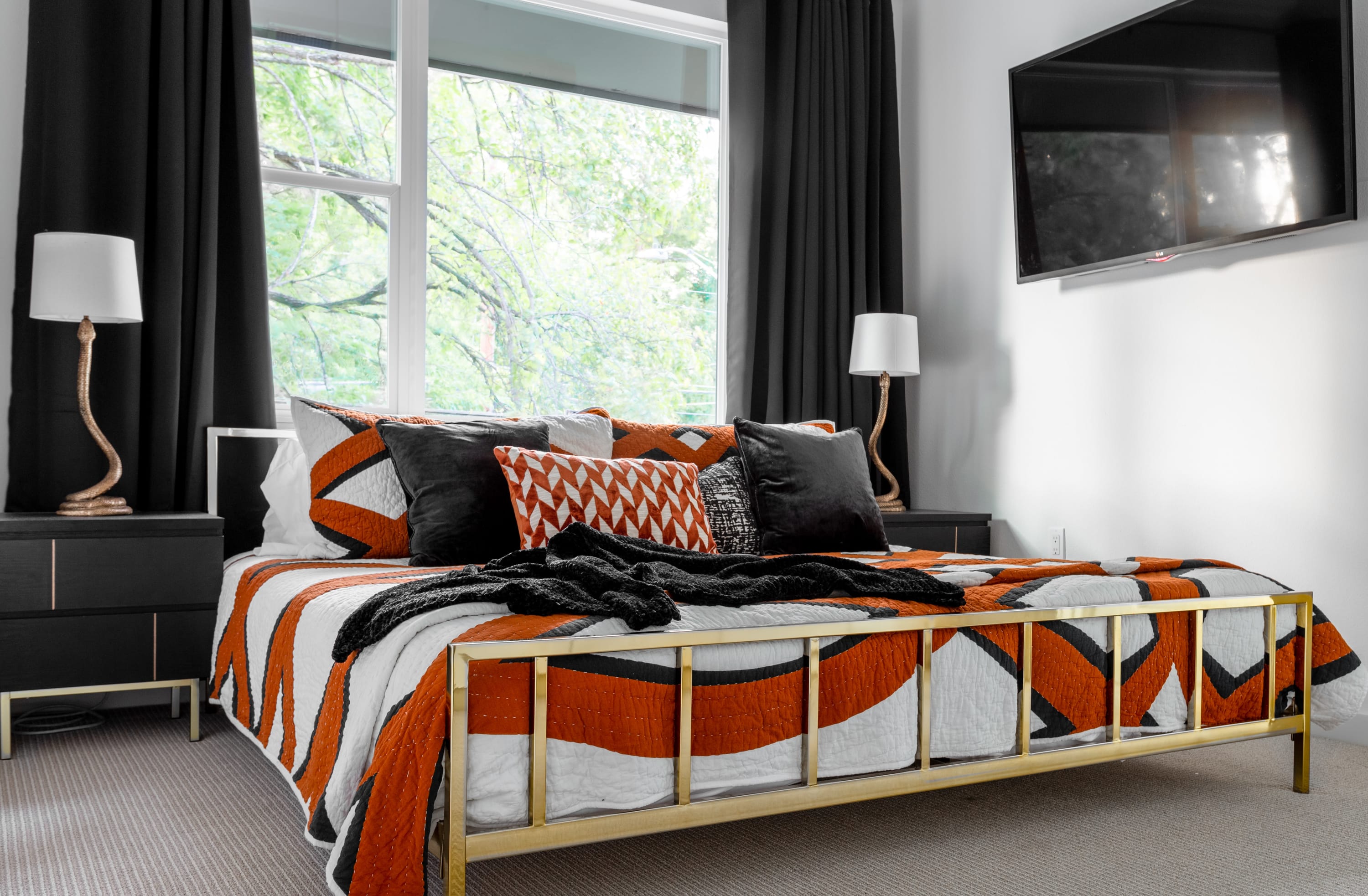 King Bedroom With Large Windows, Smart-Tv and Natural Light