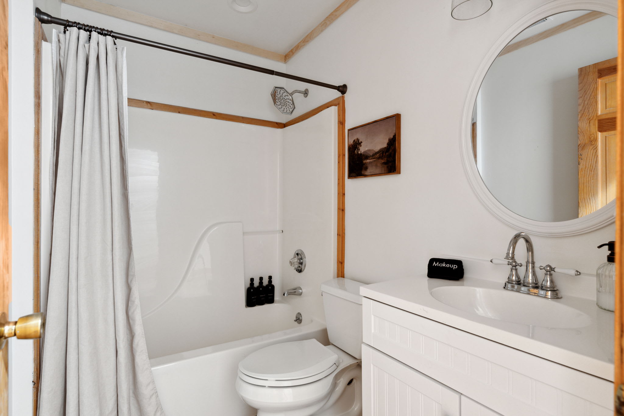Full bathroom with Tub Shower