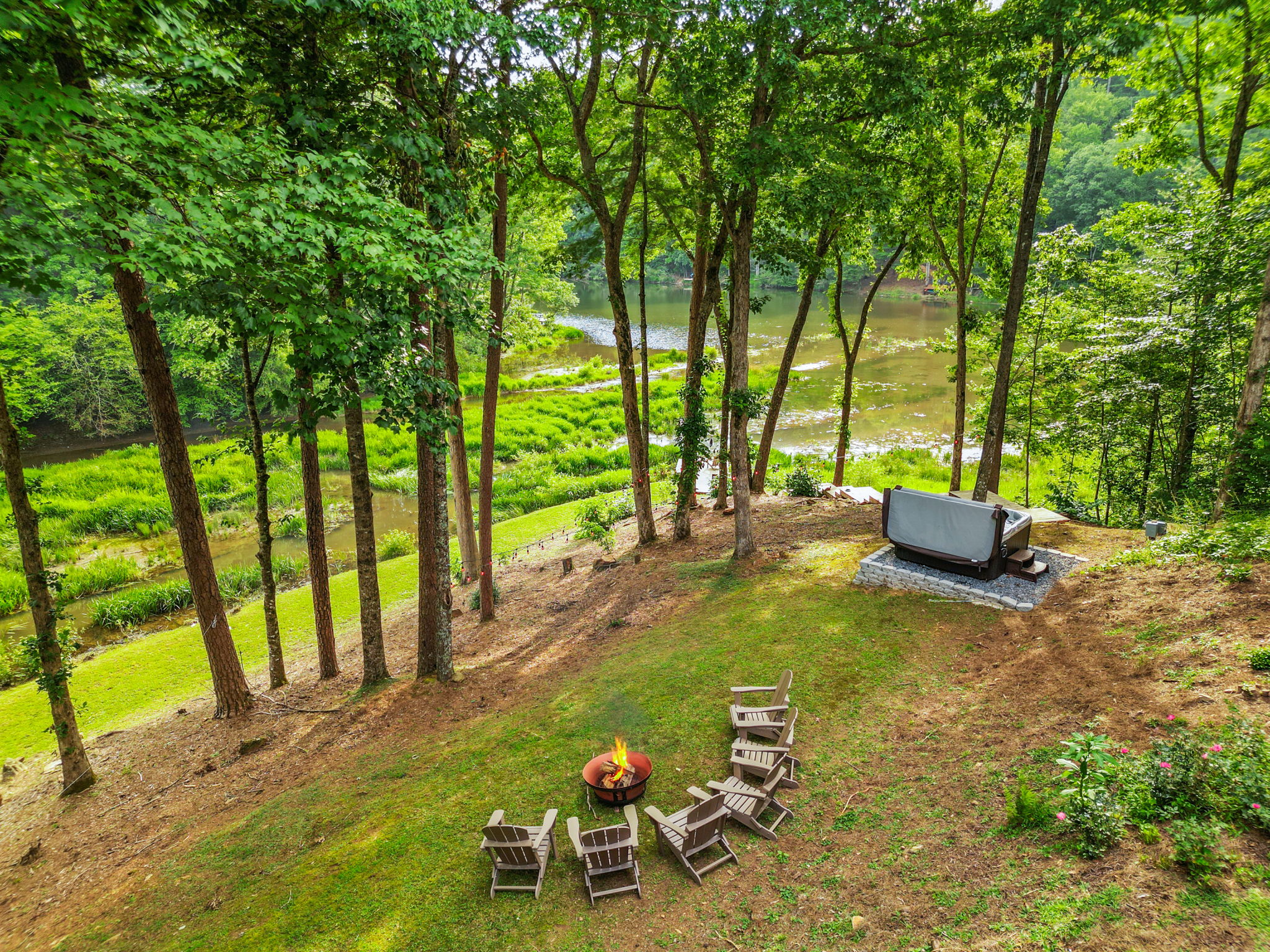 Firepit and Hot Tub, and a private waterfront. Take our paddleboards out and enjoy the serenity here in Cherry Log.