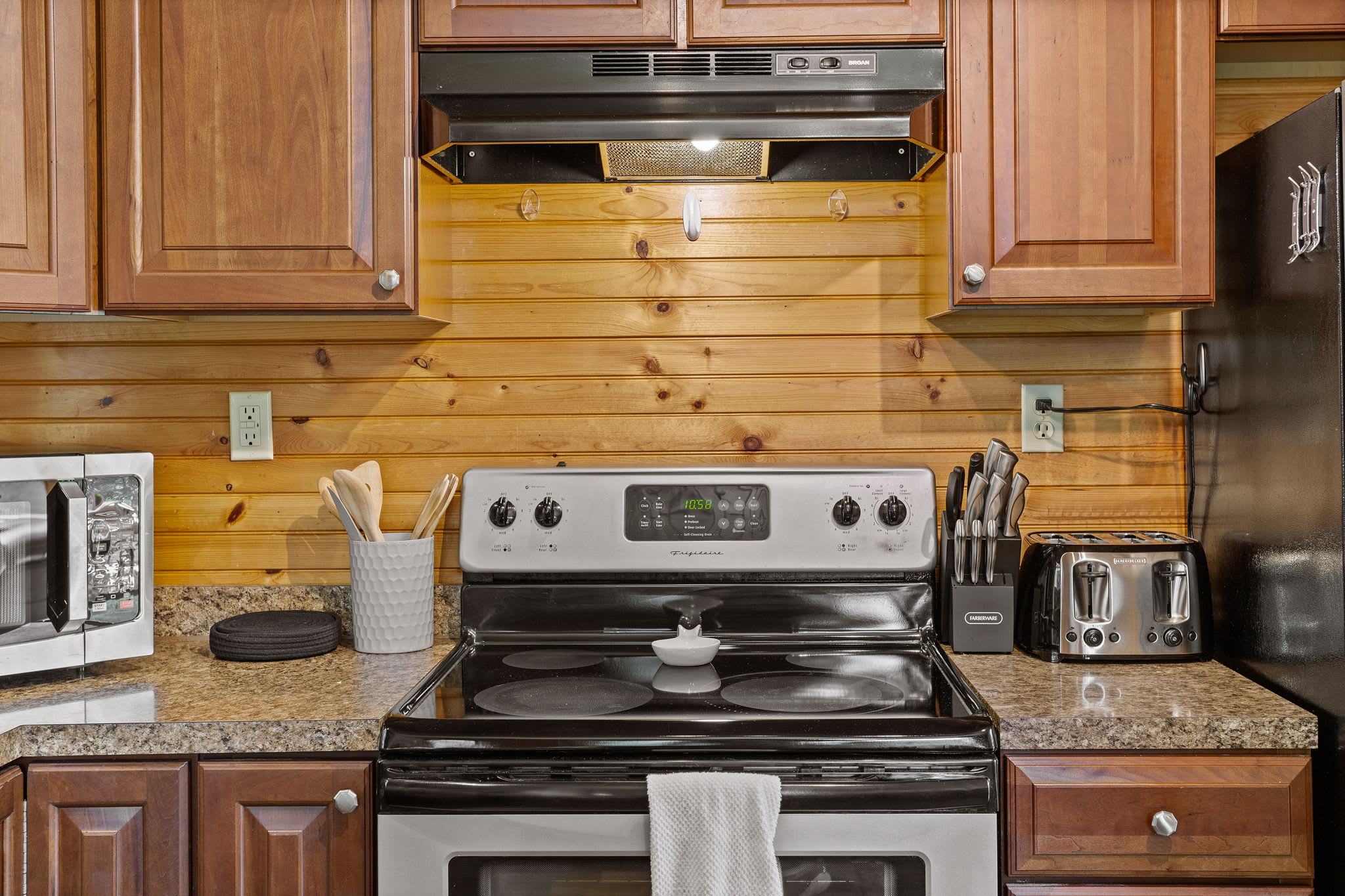 Fully Equipped Kitchen for Home-Cooked Meals, this cozy kitchen is stocked with everything you need, from modern appliances to essential cookware, making meal preparation a breeze.