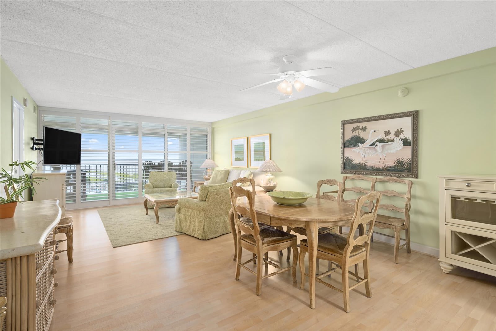 Large Three Bed Oceanside Condo w Views and Pool Photo