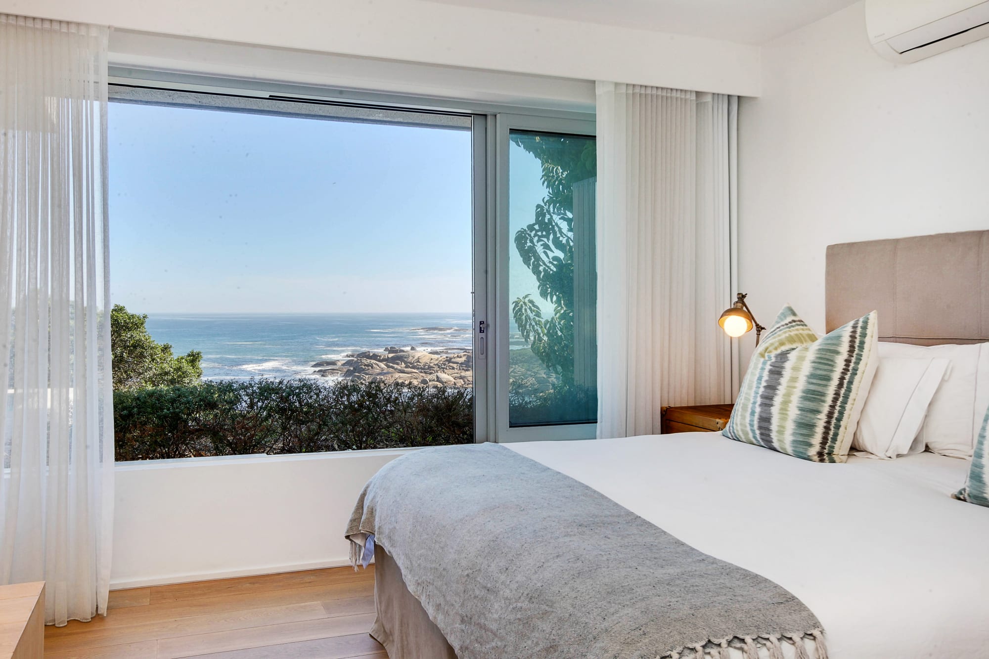 Modern Seaside Apartment w Incredible Views Lillamton | Photo 3