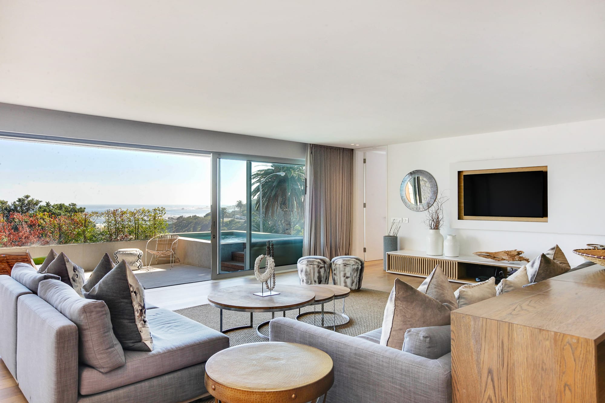 Modern Seaside Apartment w Incredible Views Lillamton | Photo 2