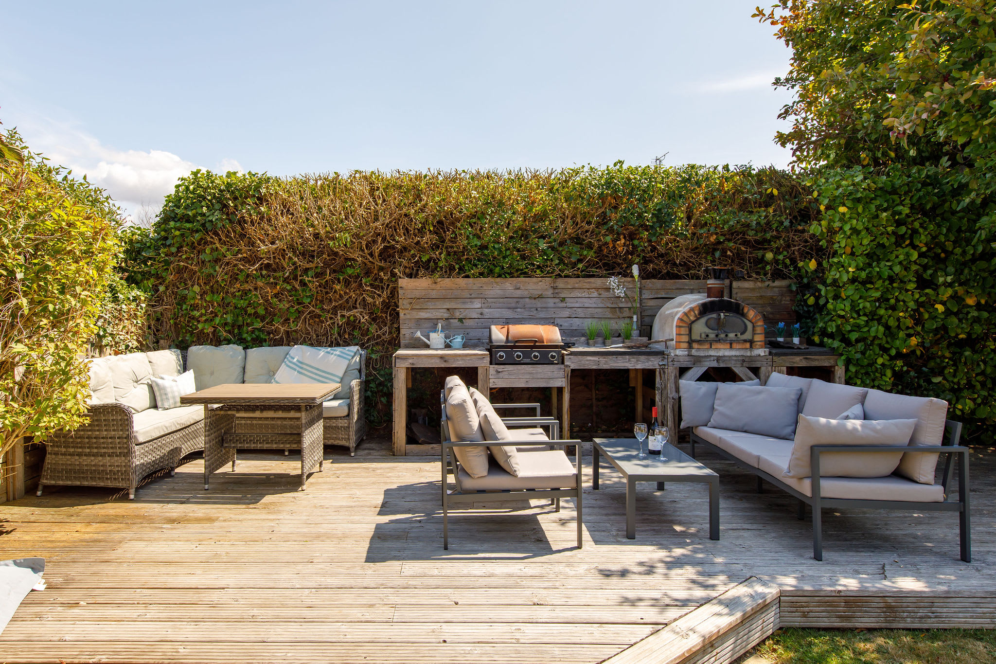 Prepare delicious BBQ or pizza for the entire family, bask in the sun, and relax in the comfortable seating areas.