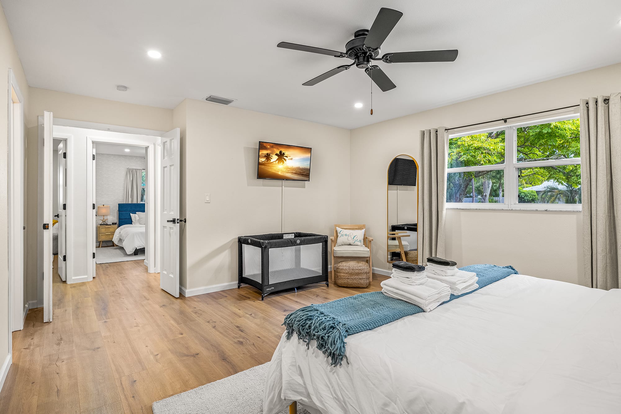 Surfs Up! Master King Bedroom with Smart TV and Ensuite Bathroom