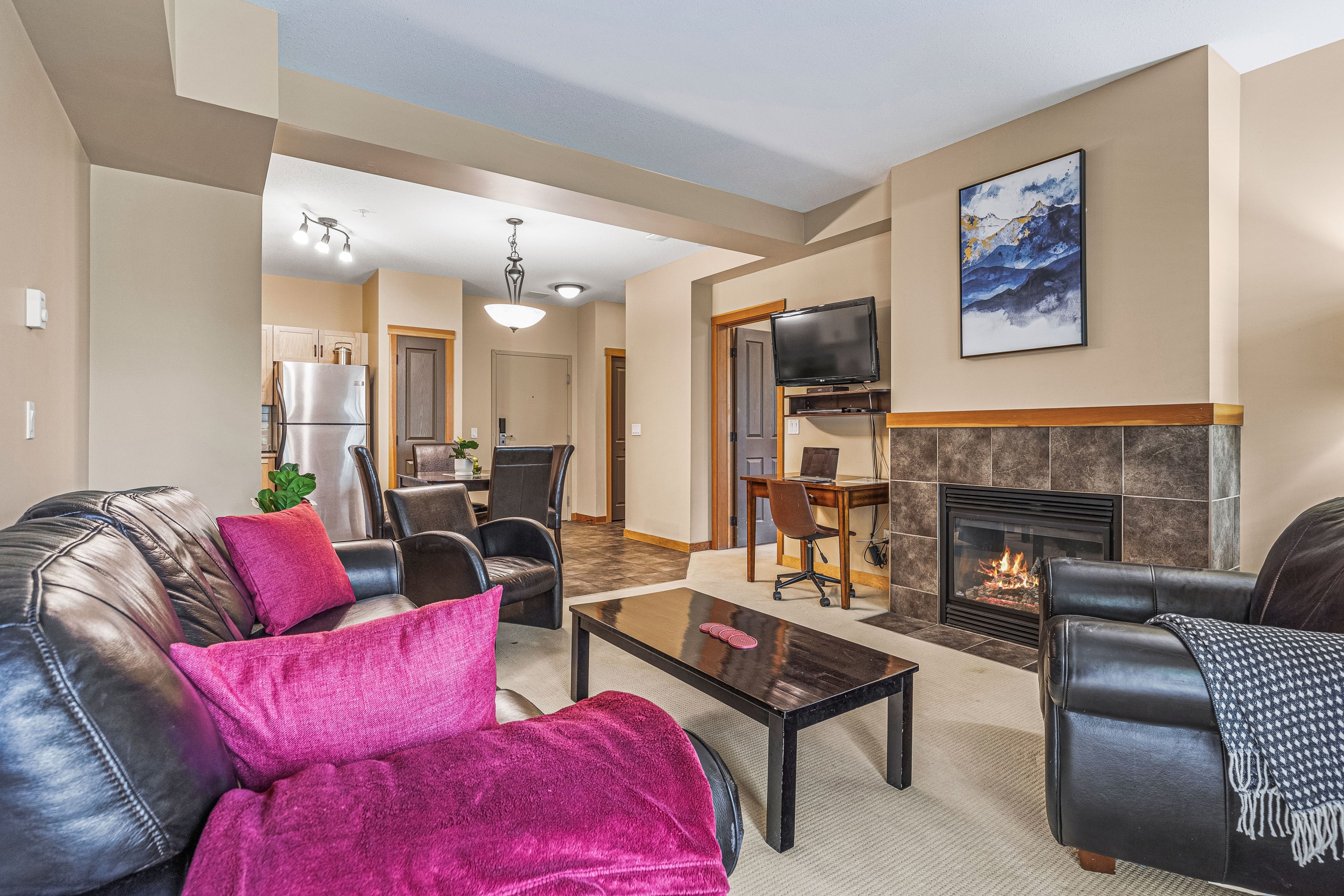 Heated Outdoor Pool And Three Hot Tubs - Charming Mountain Retreat - Canada