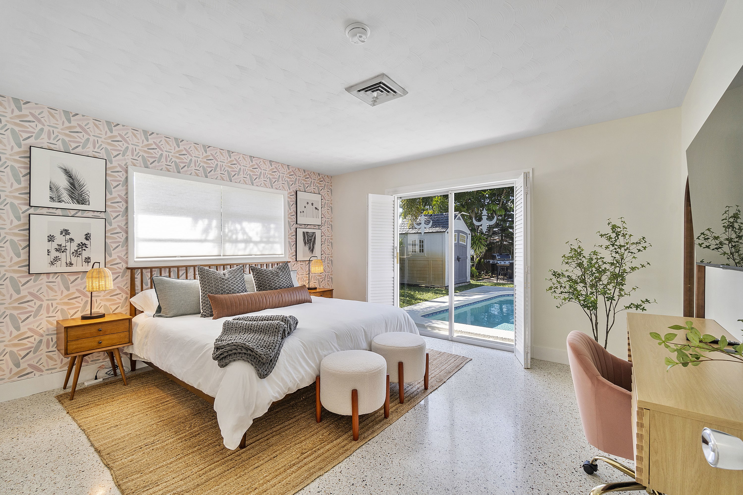SoFlo Oasis| 6 min to Beach| Pool + BBQ