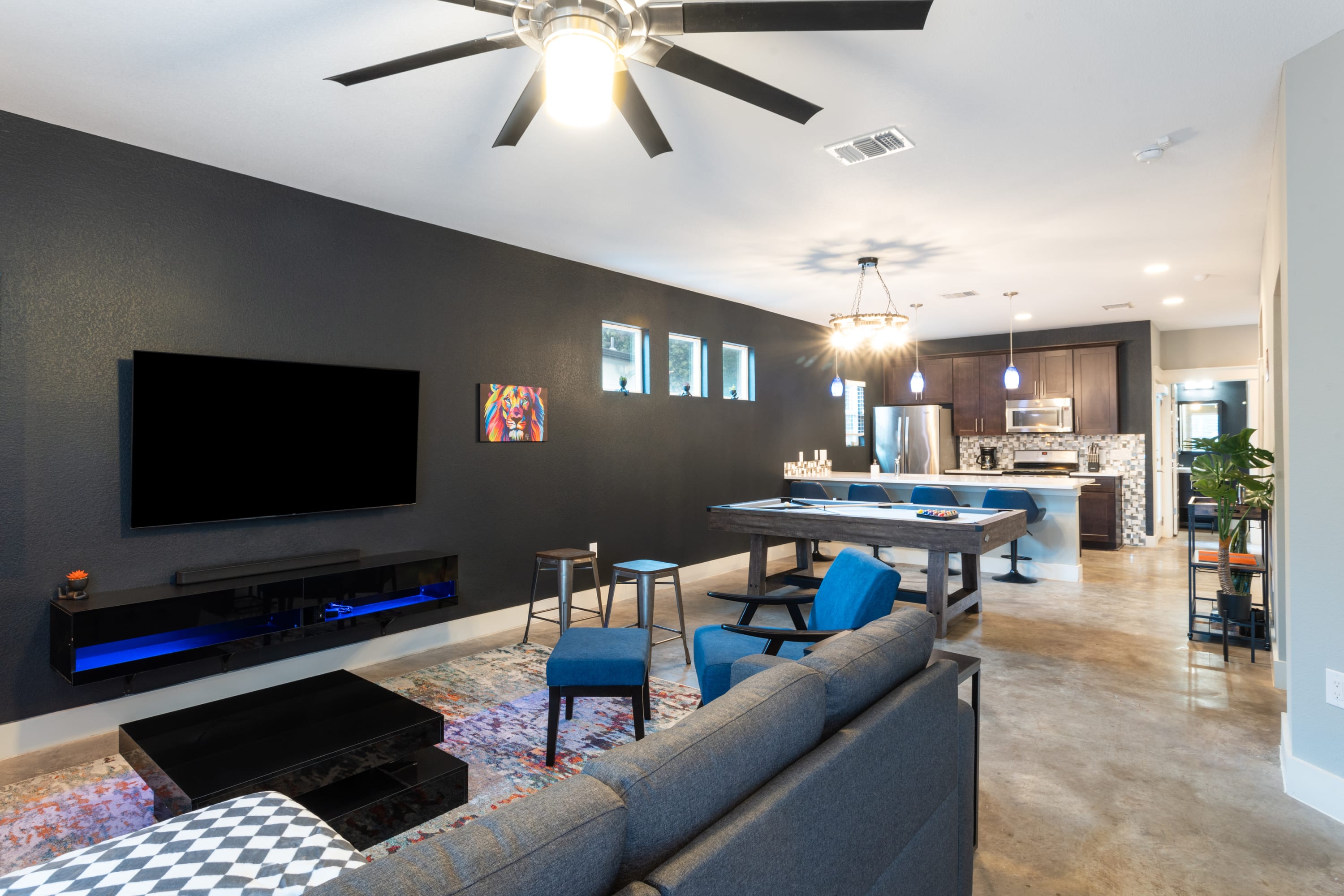 Fun 4BR Near Downtown with Games Firepit