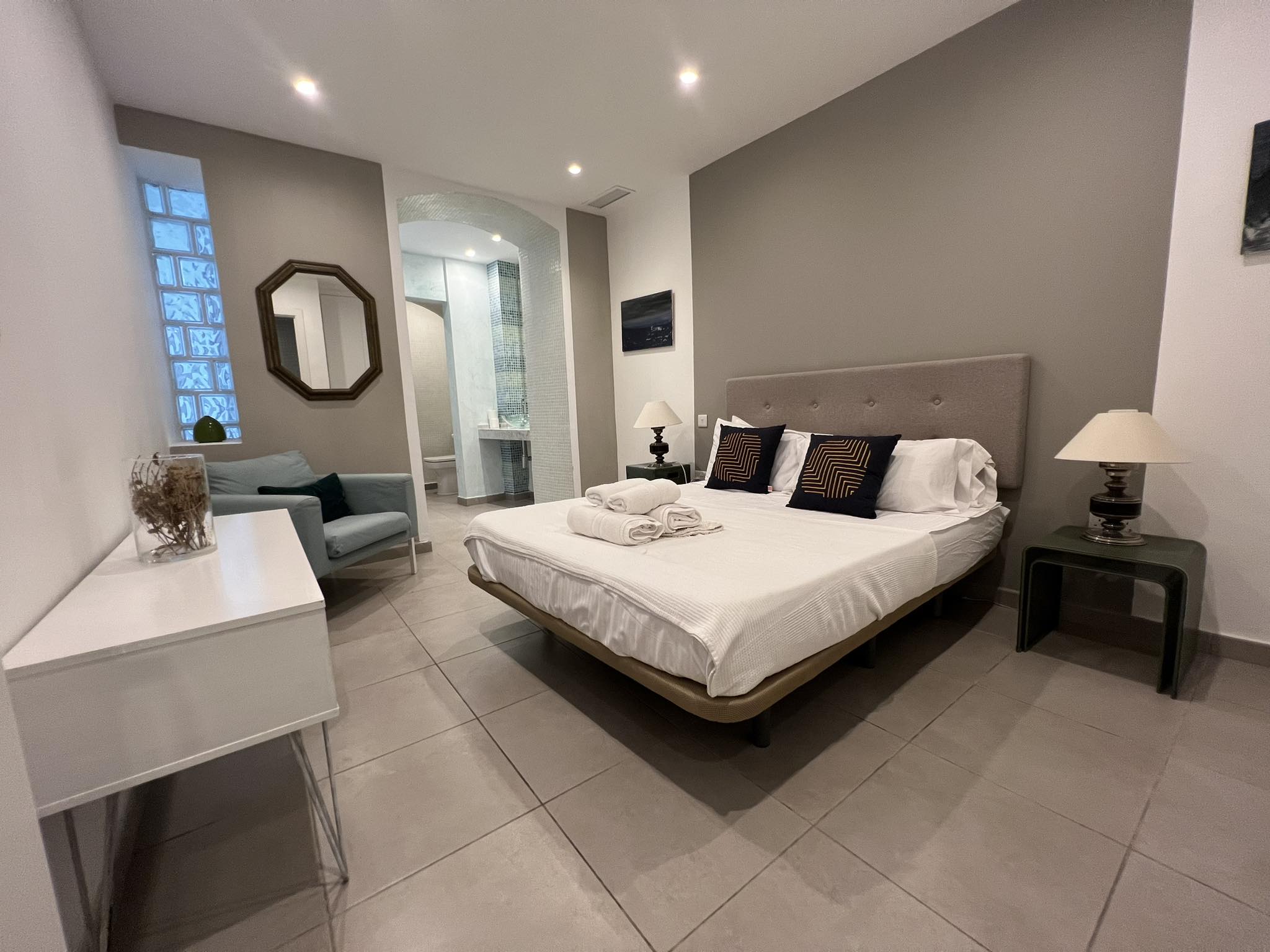 Central Gibraltar 2BR & 2BA Private Patio — Gibraltar — vacation rental