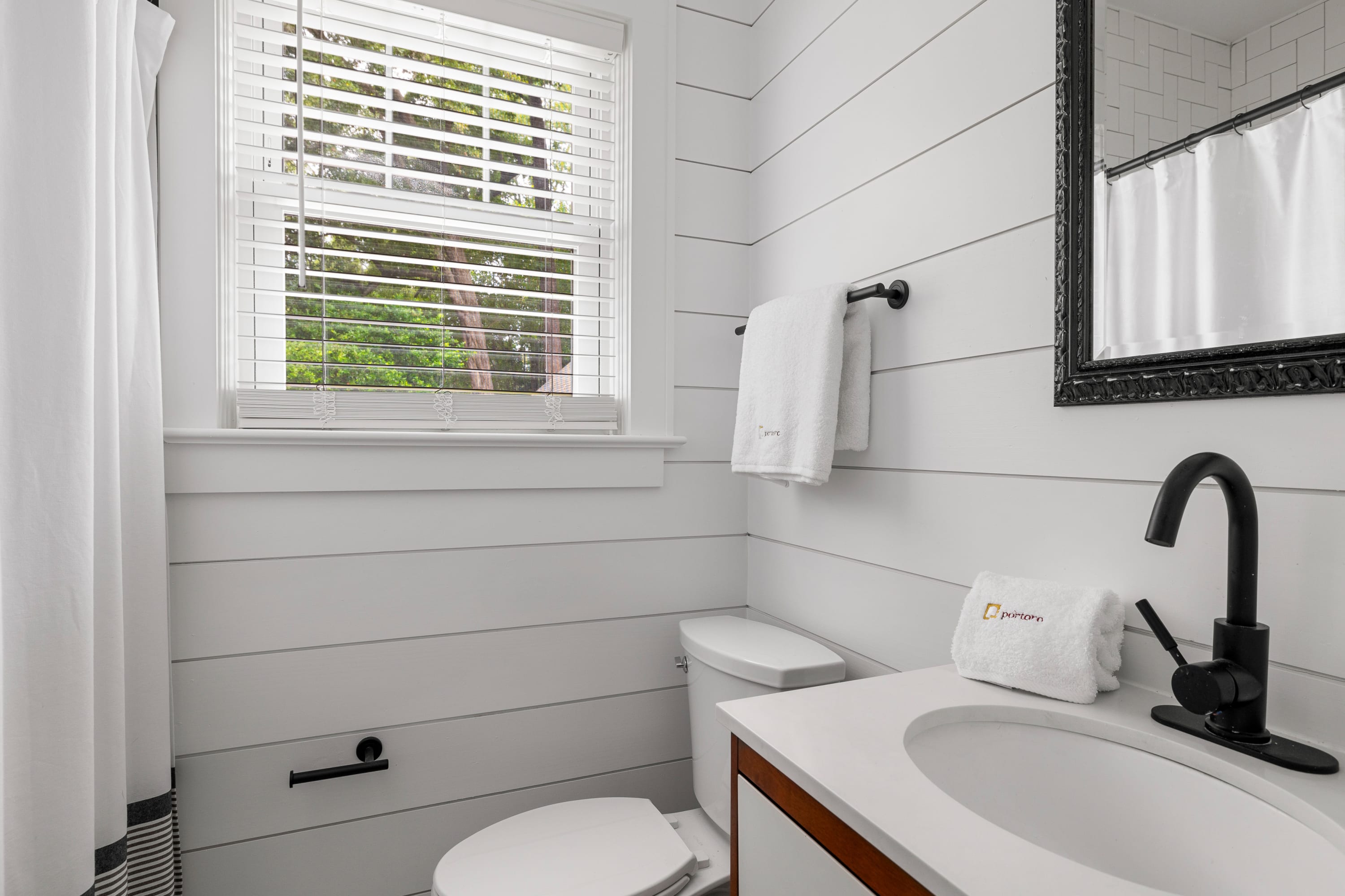 Spacious 4BR Near Downtown & Beaches - Portoro