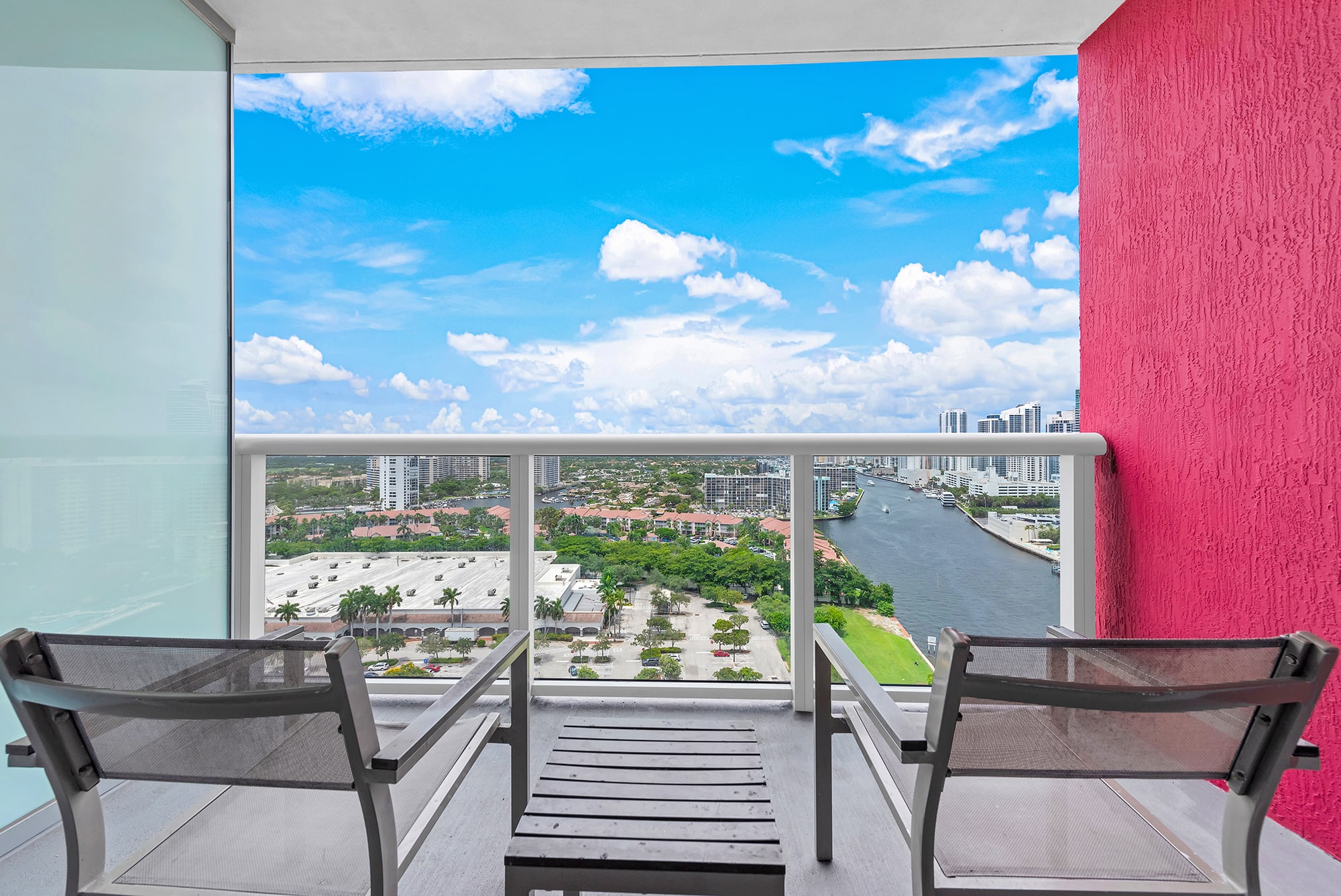 5-Min From Beach - Beach Loungers - 22nd Floor 3