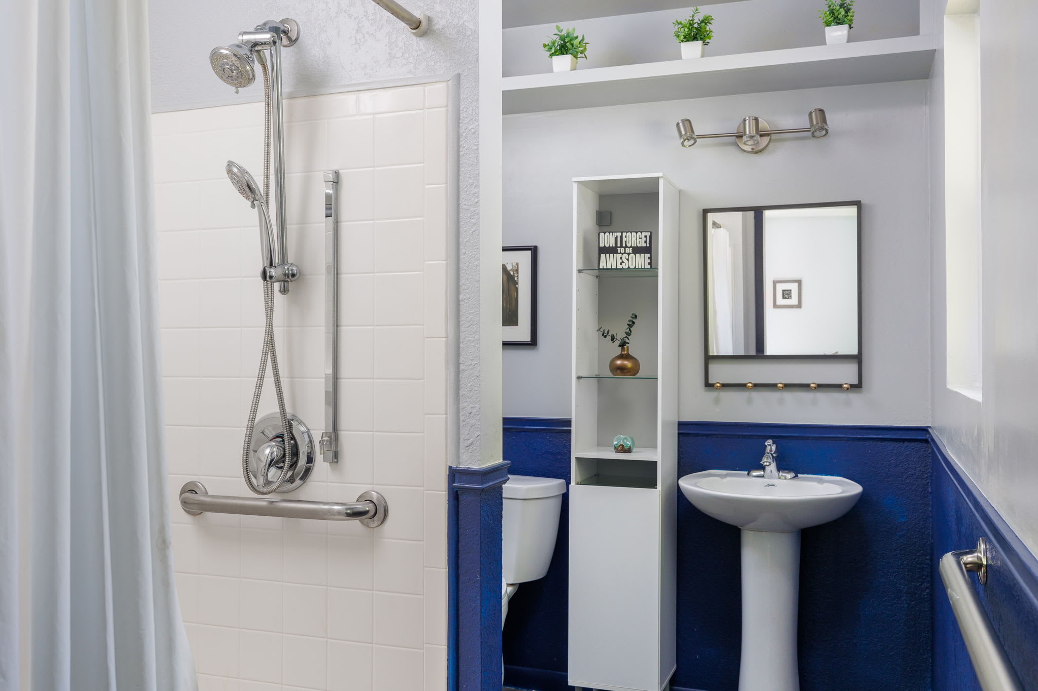 Free Parking, North Austin | 5 Pillars - Portoro